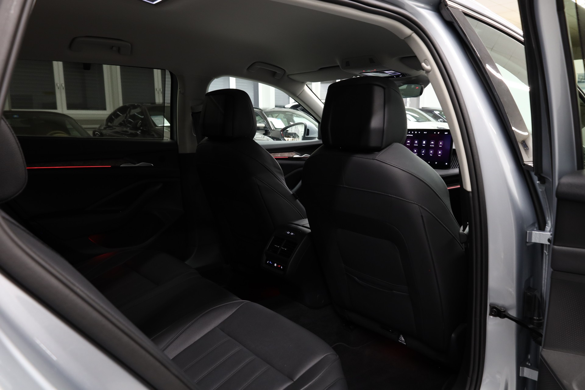 SKODA Superb Combi 2.0 TSI L & K 4x4 DSG-image-30