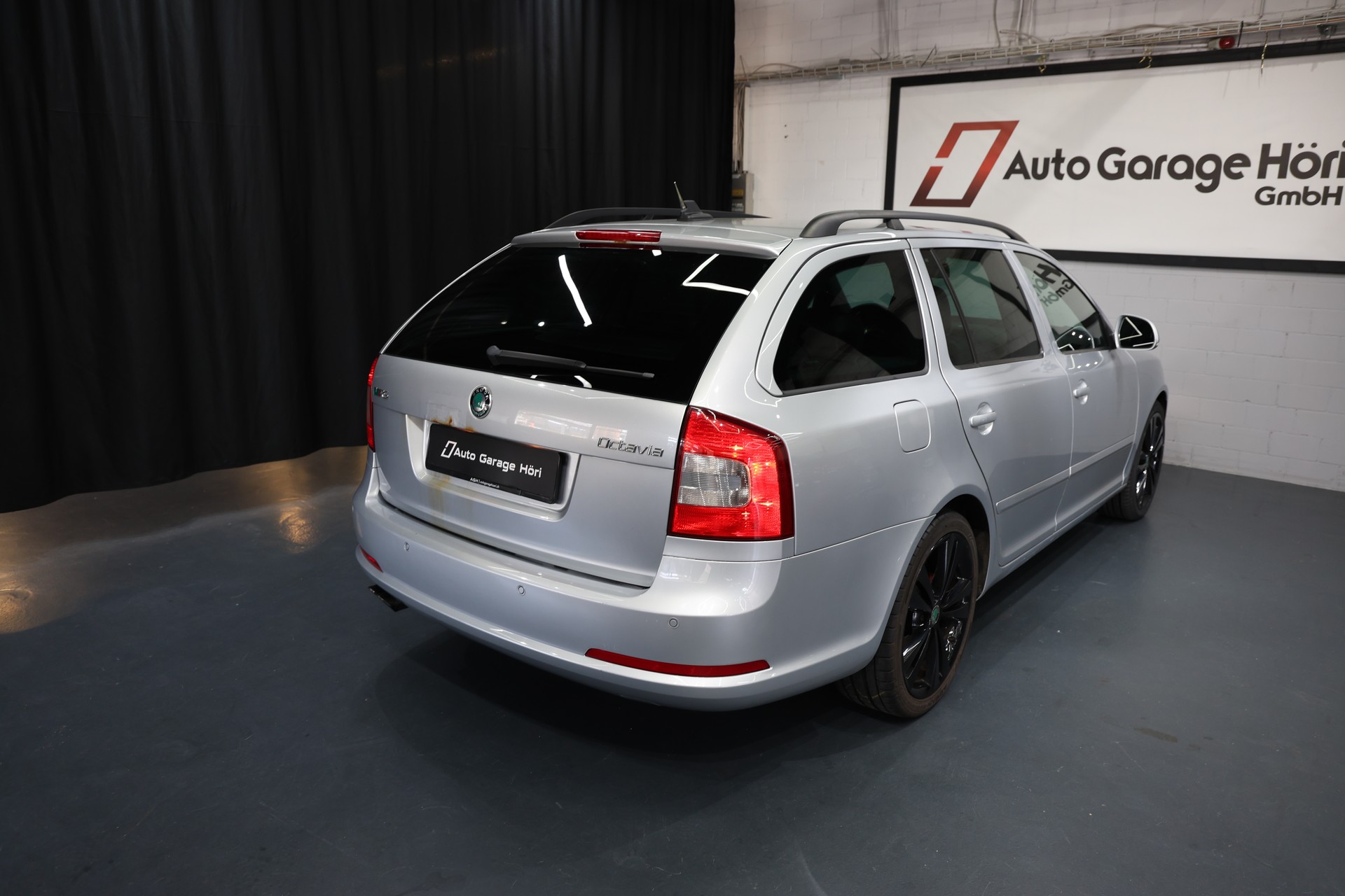 SKODA Octavia Combi 2.0 TSI RS-showroom-element-1