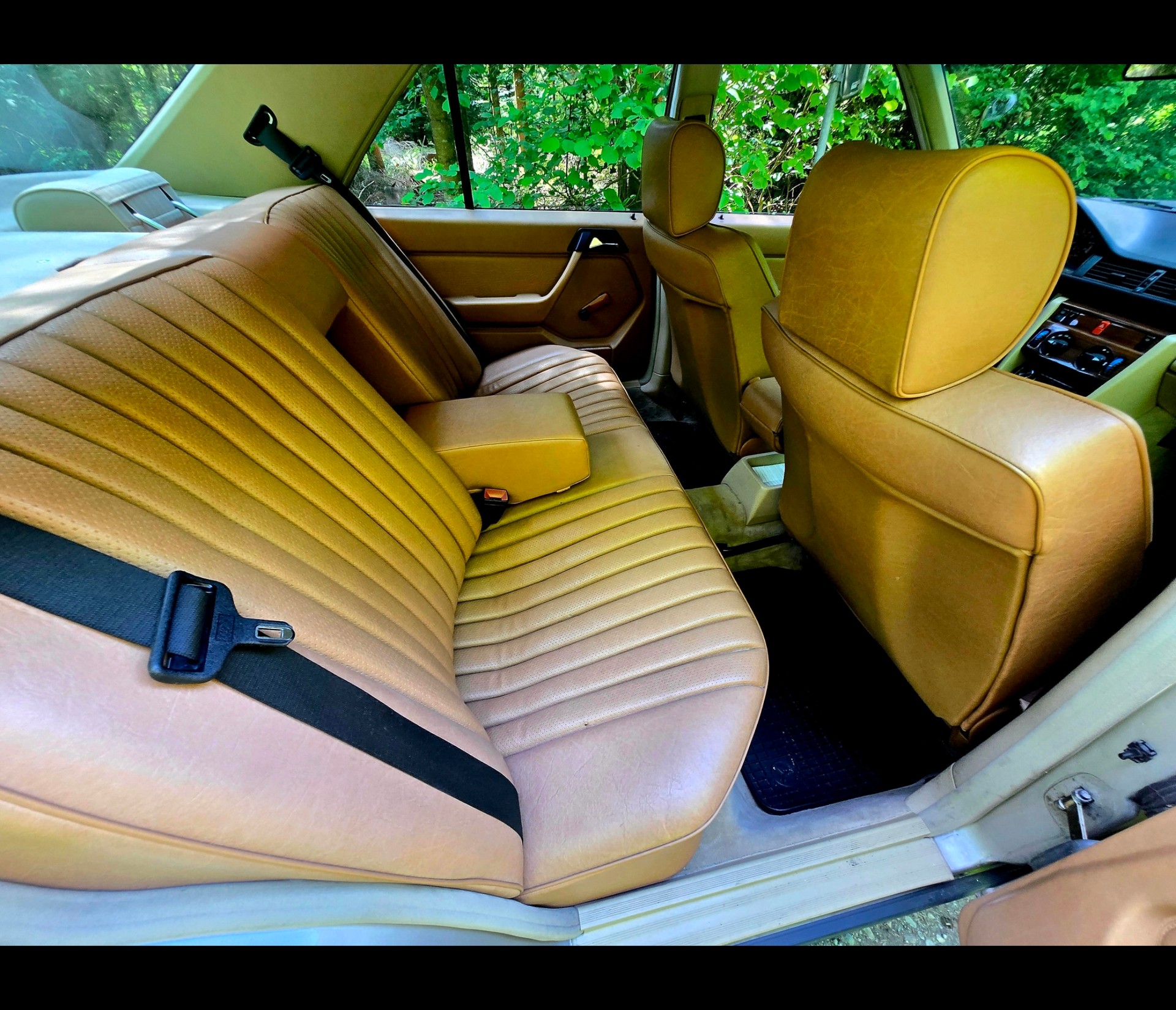 MERCEDES-BENZ 300 E-image-11
