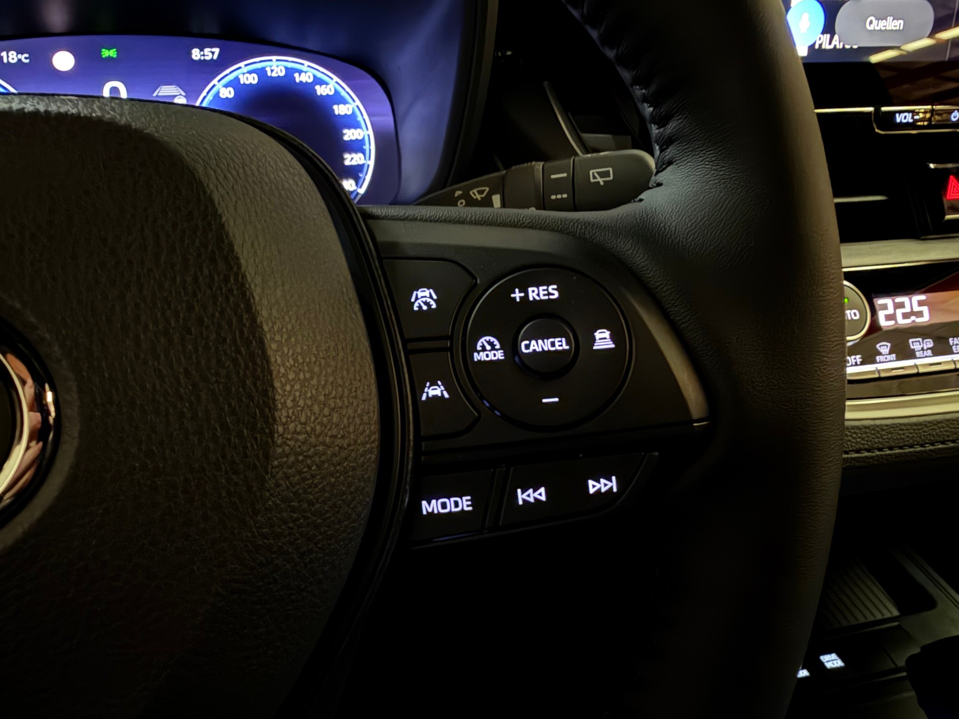 TOYOTA Corolla Cross 1.8 Comfort e-CVT-image-28