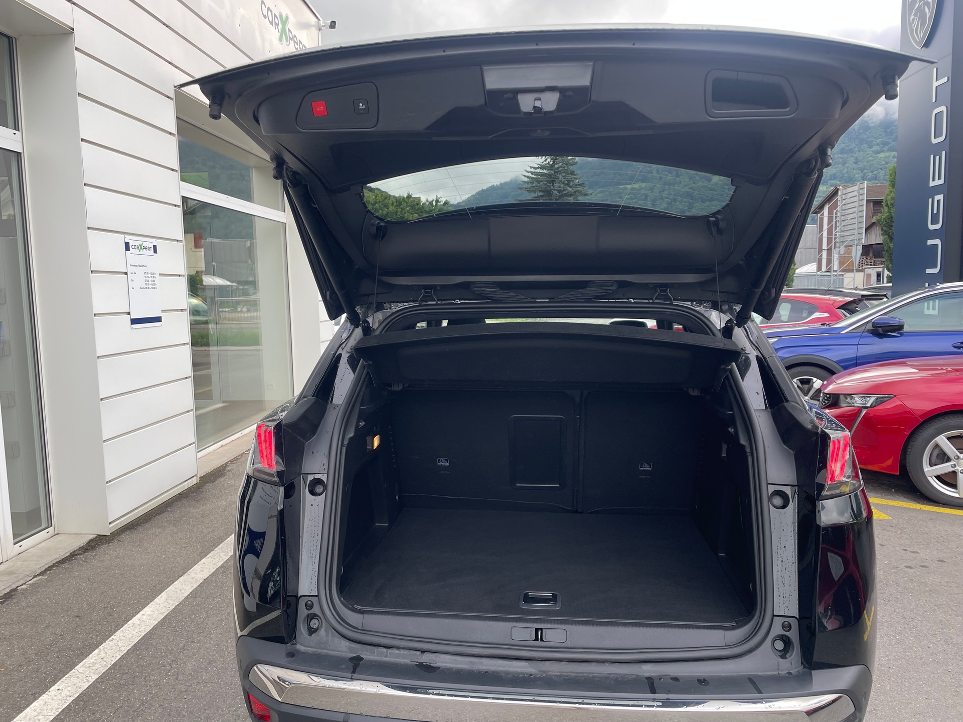 PEUGEOT 3008 300e Hybrid4 GT Pack EAT8-image-15