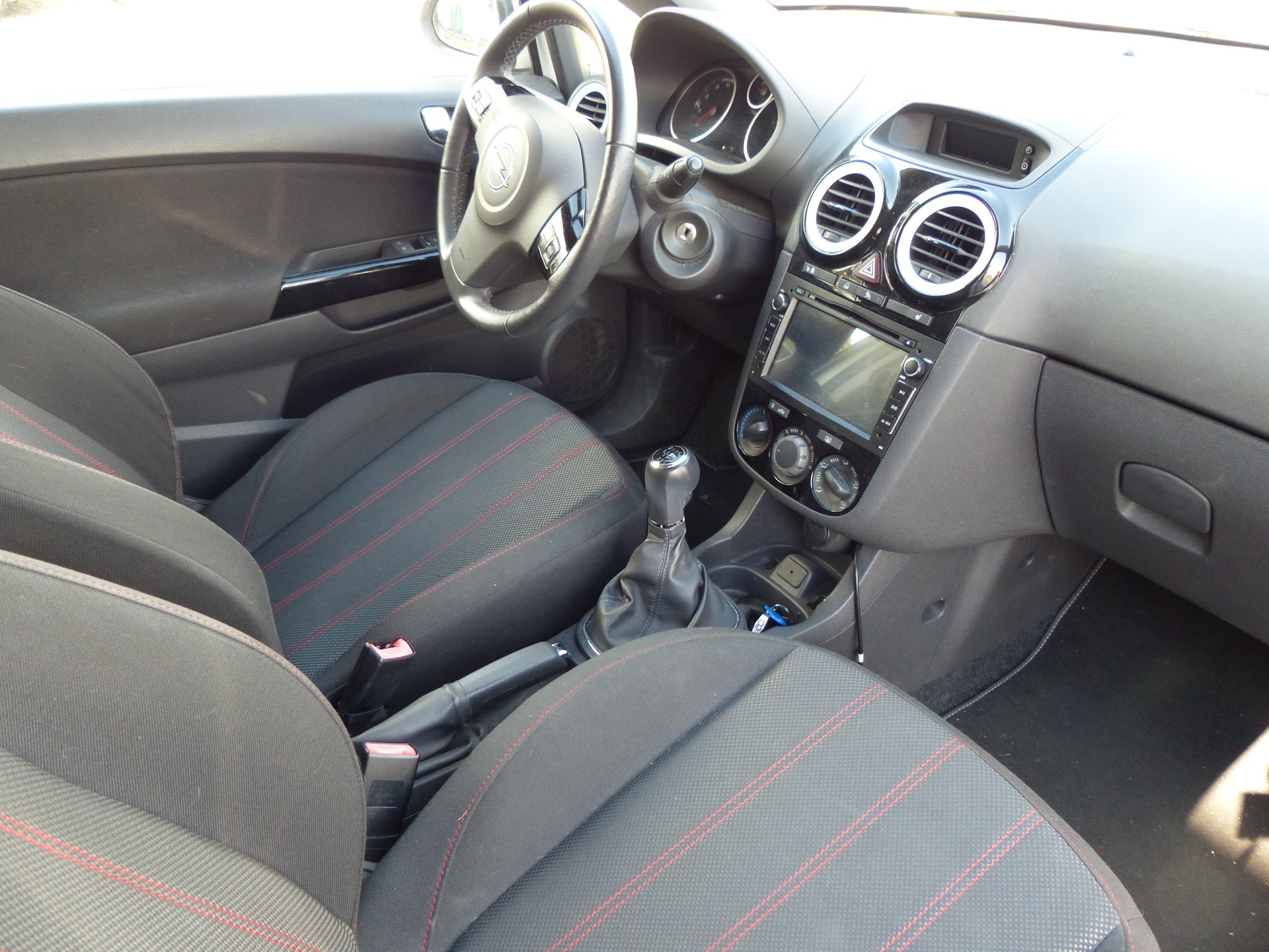 OPEL Corsa 1.6 Turbo Color Edition-image-16