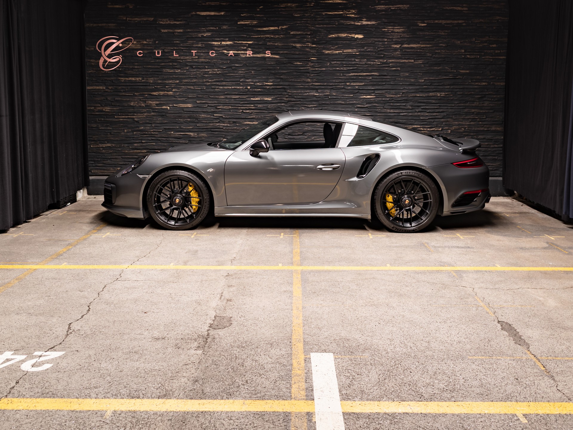 PORSCHE 911 Turbo S PDK-showroom-element-1