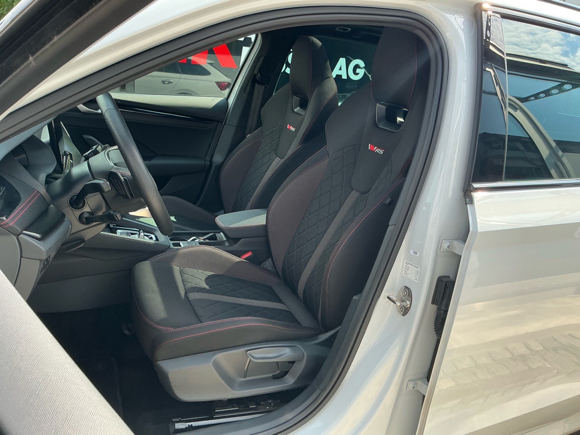 SKODA Octavia Combi 2.0 TSI 265 PS RS *** PANORAMA, ANHÄNGEKUPPLUNG & STANDHEIZUNG ***-image-7