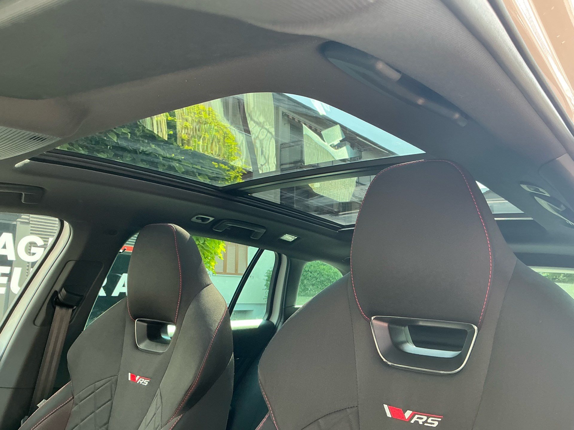 SKODA Octavia Combi 2.0 TSI 265 PS RS *** PANORAMA, ANHÄNGEKUPPLUNG & STANDHEIZUNG ***-image-8