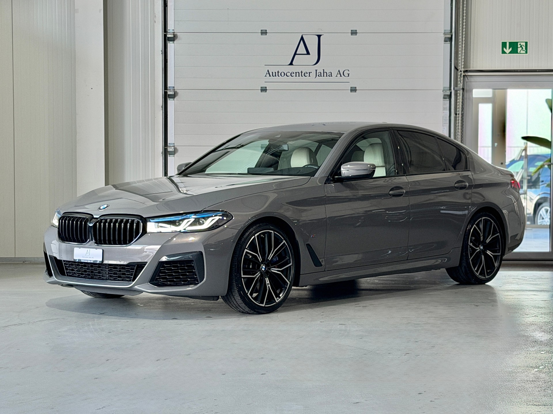 BMW M550i xDrive Steptronic (Facelift) Nardograu-met.-showroom-element-2