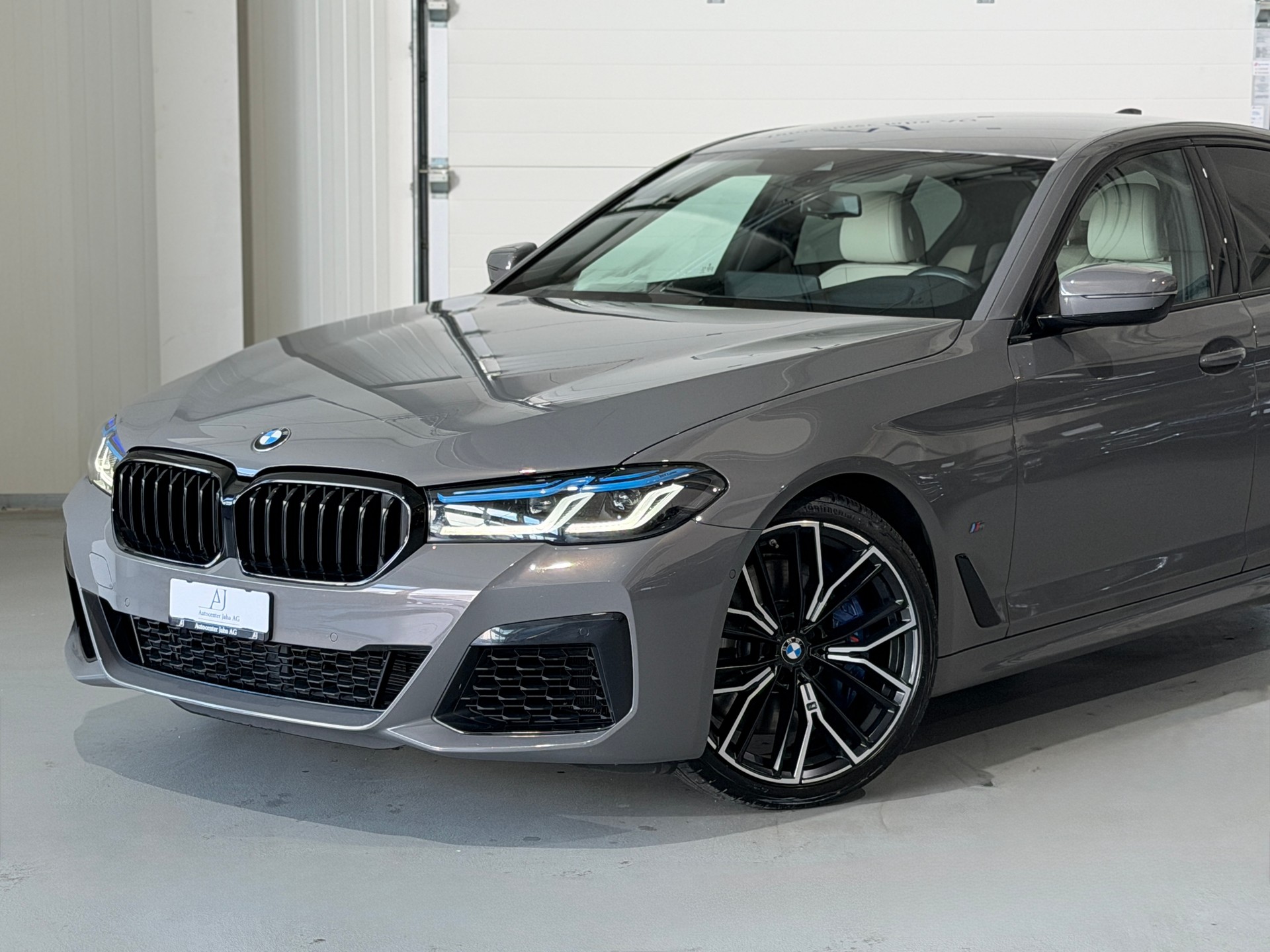 BMW M550i xDrive Steptronic (Facelift) Nardograu-met.-showroom-element-1