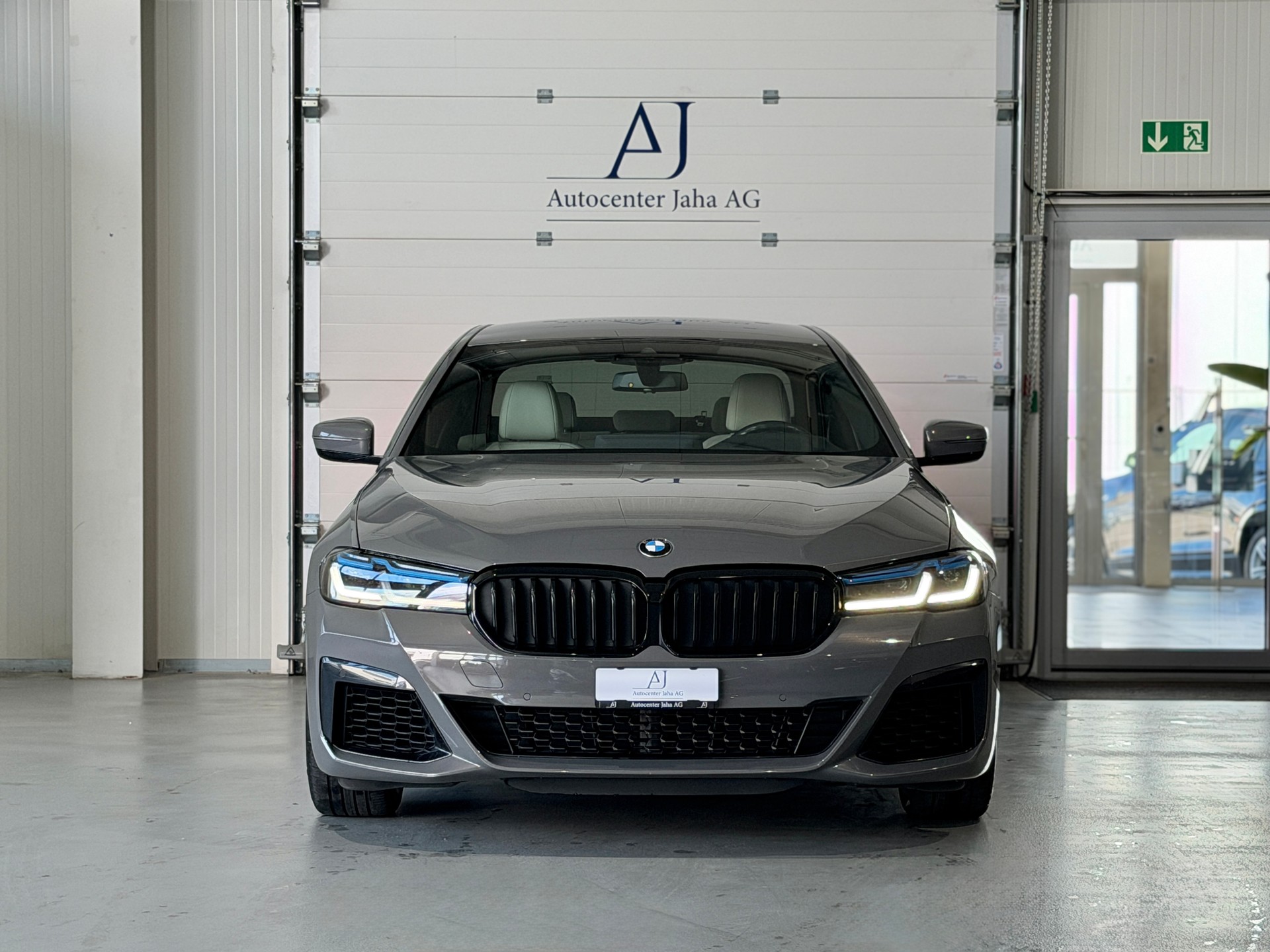 BMW M550i xDrive Steptronic (Facelift) Nardograu-met.-showroom-element-3