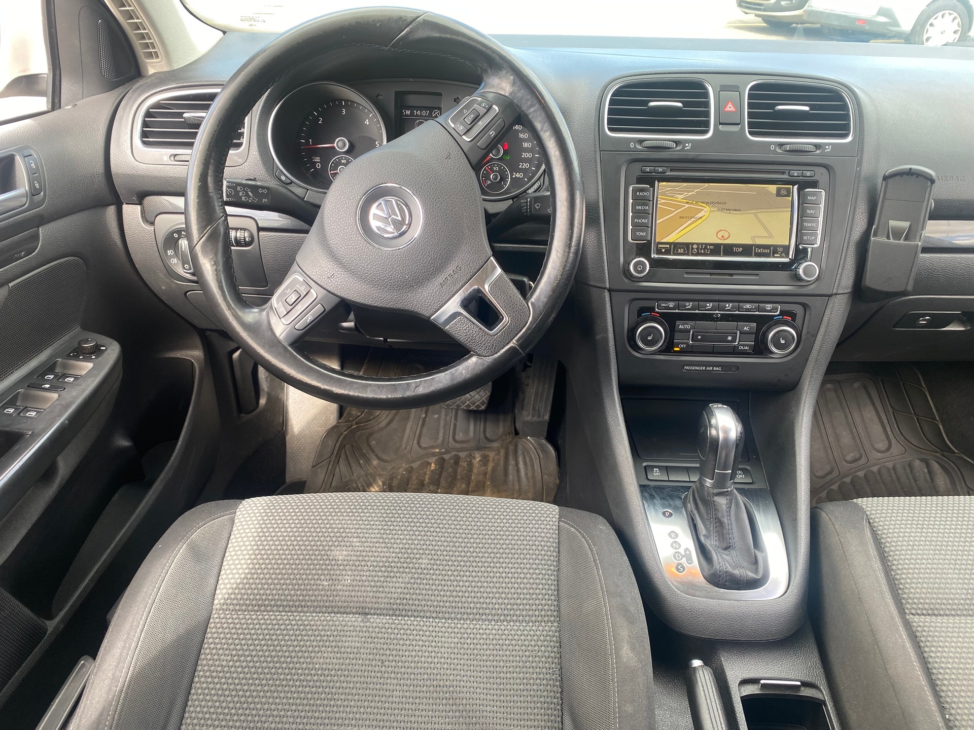 VW Golf Variant 1.6 TDI BMT Trendline DSG-image-8