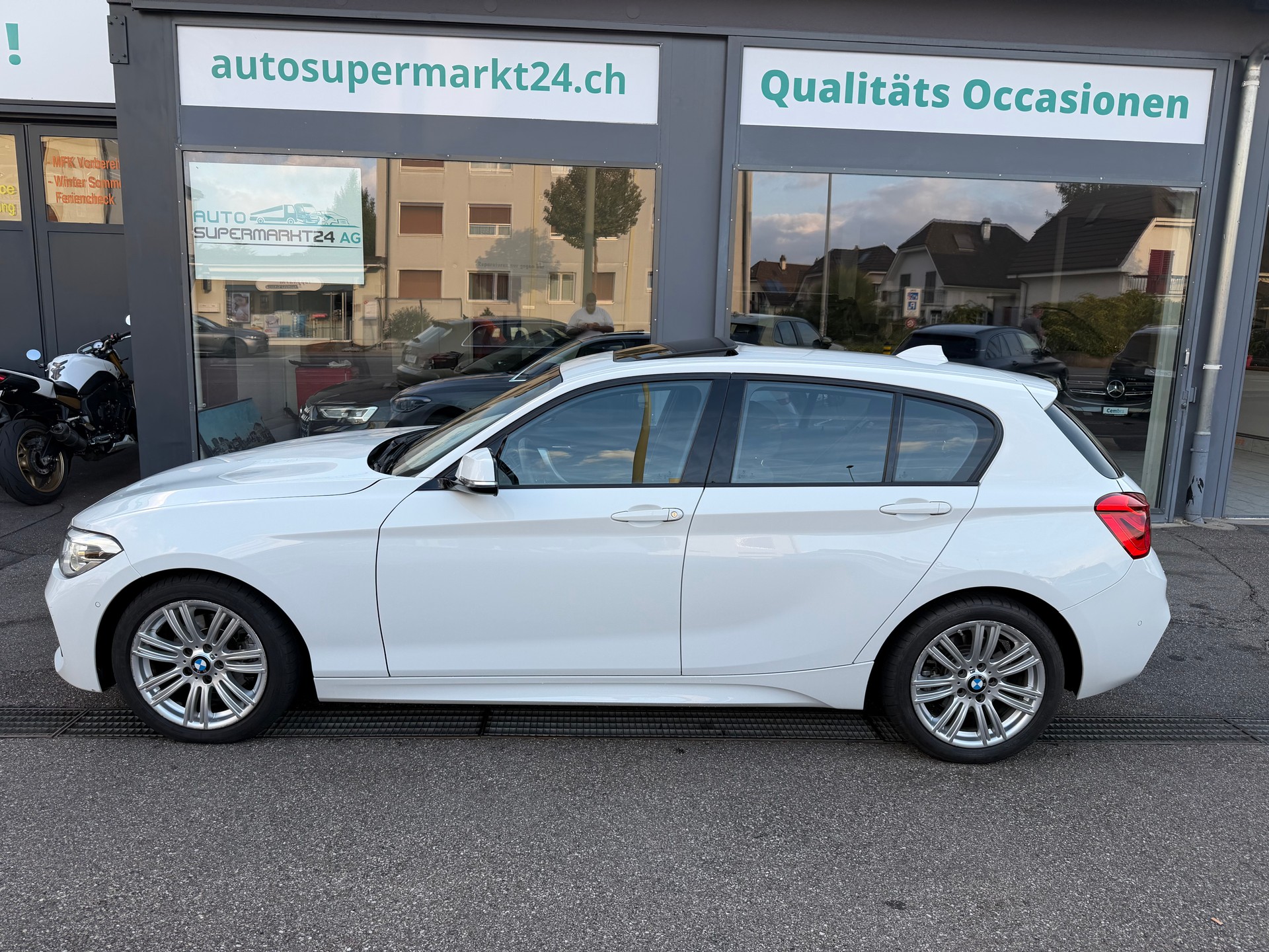 BMW 120d M Sport-showroom-element-2