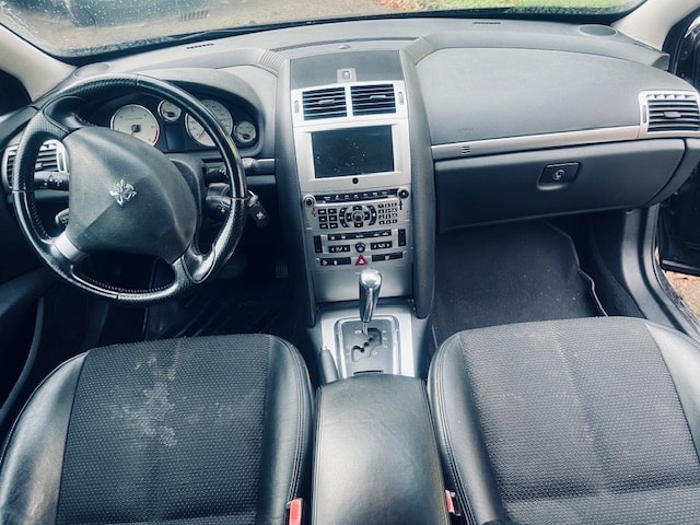 PEUGEOT 407 SW 2.0 HDI Confort Automatic-image-9