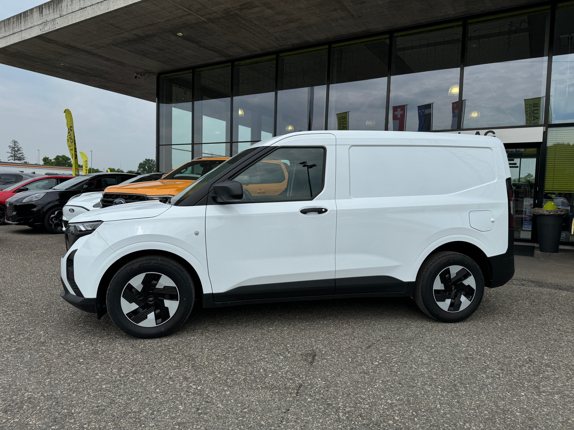 FORD E-Transit Courier Van Trend 43,5kWh-image-4