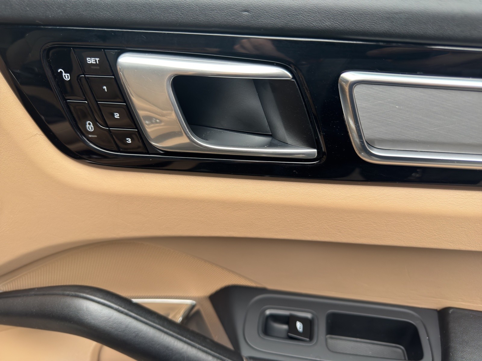PORSCHE Cayenne Turbo-image-16