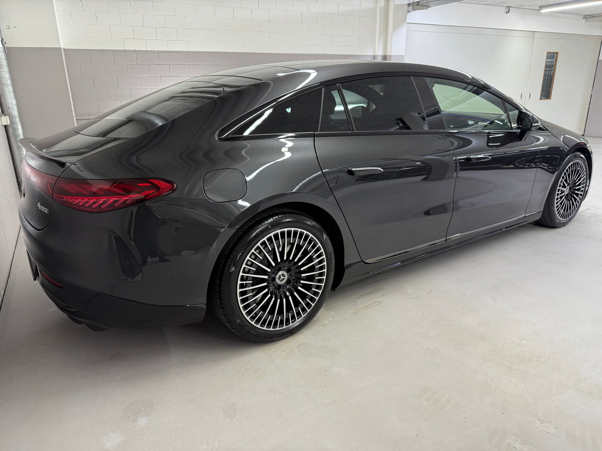MERCEDES-BENZ EQS 450 4MATIC Executive Edition-showroom-element-3