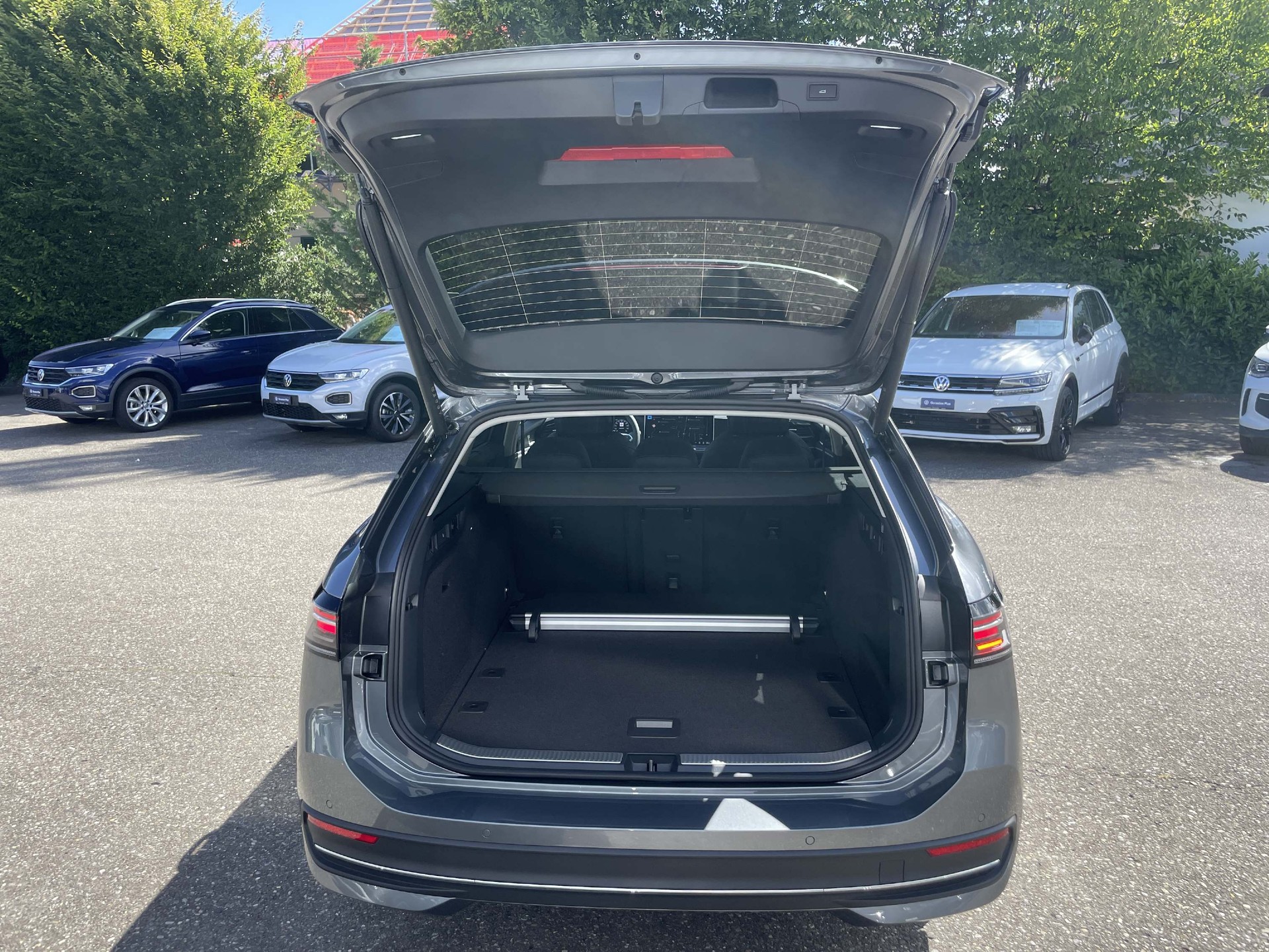 VW Passat Variant 2.0 TDI Business DSG-image-5