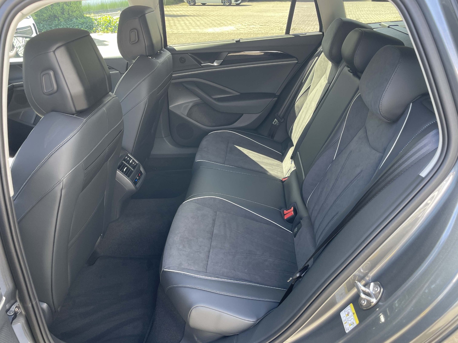VW Passat Variant 2.0 TDI Business DSG-image-8