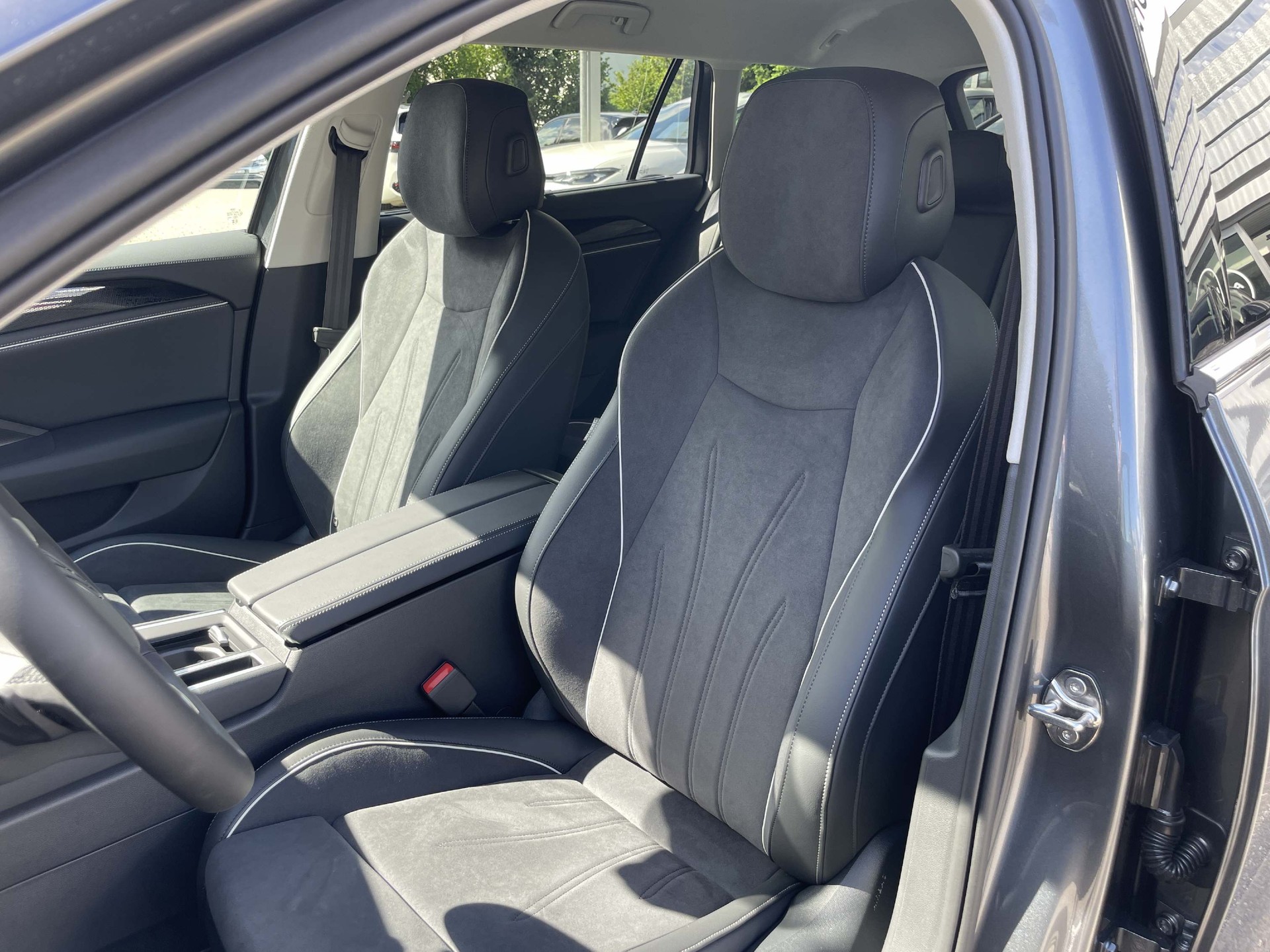 VW Passat Variant 2.0 TDI Business DSG-image-9