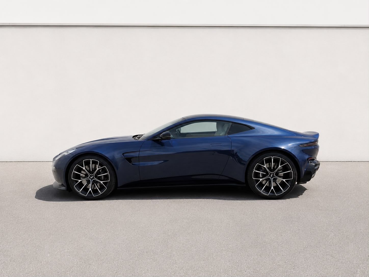 ASTON MARTIN V8 Vantage 4.0 Coupé MY25-image-3