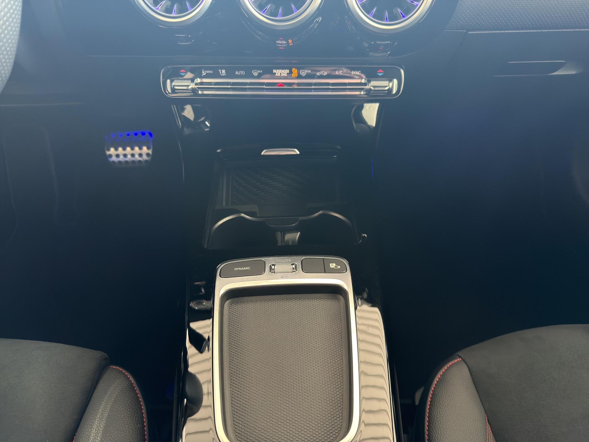 MERCEDES-BENZ A 200 AMG Line-image-15