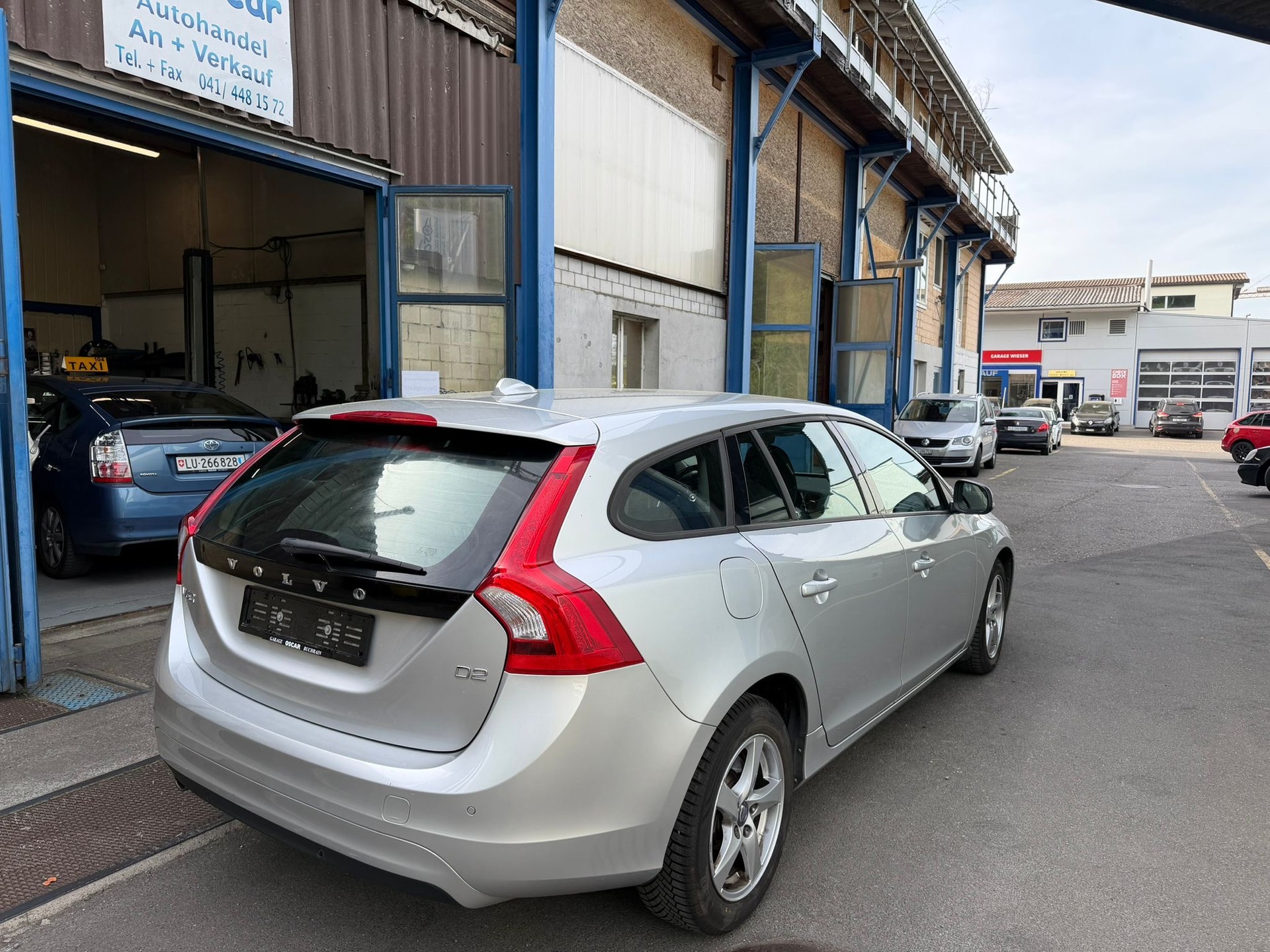 VOLVO V60 D2 Momentum Geartronic-image-1