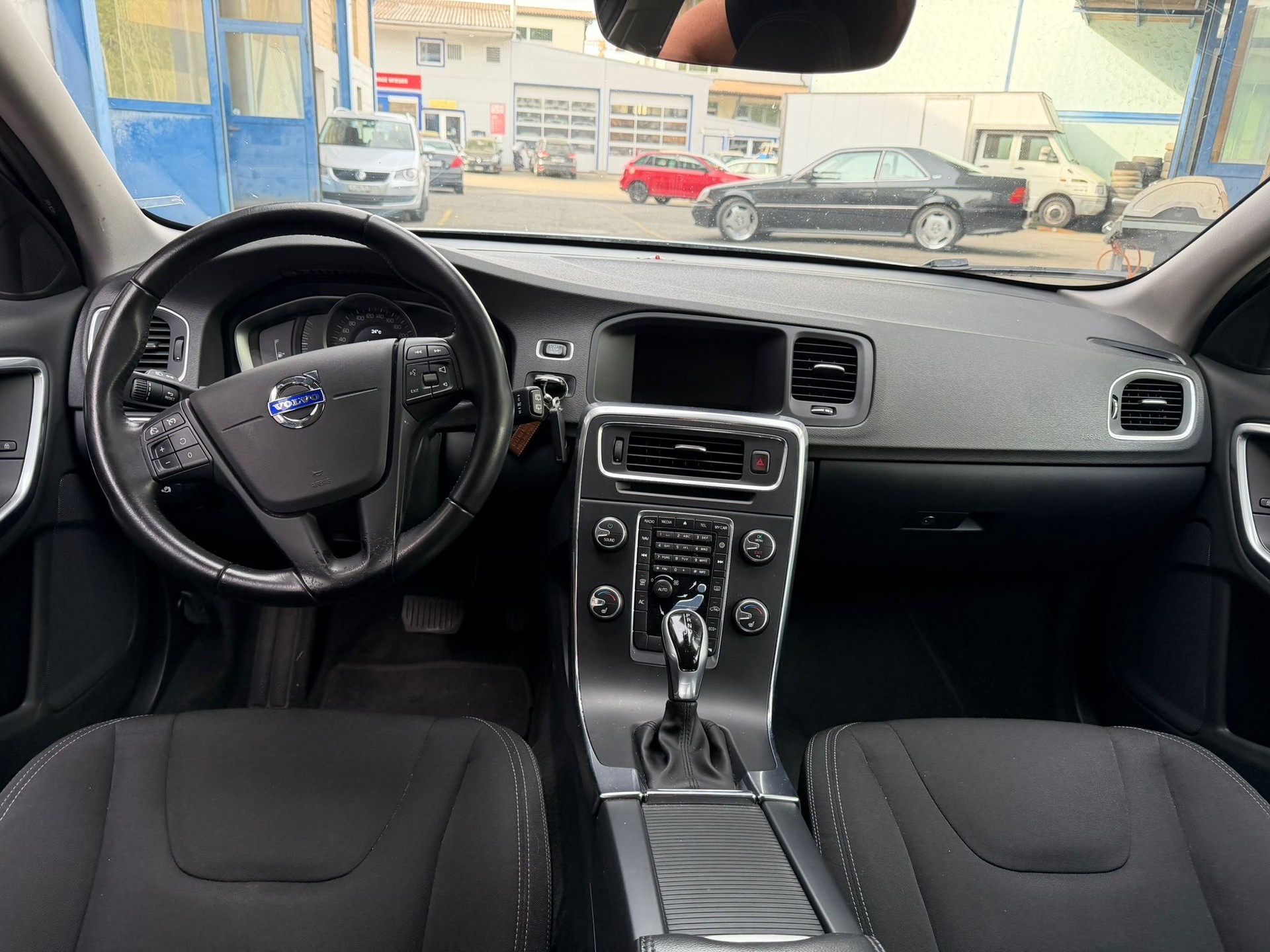 VOLVO V60 D2 Momentum Geartronic-image-2