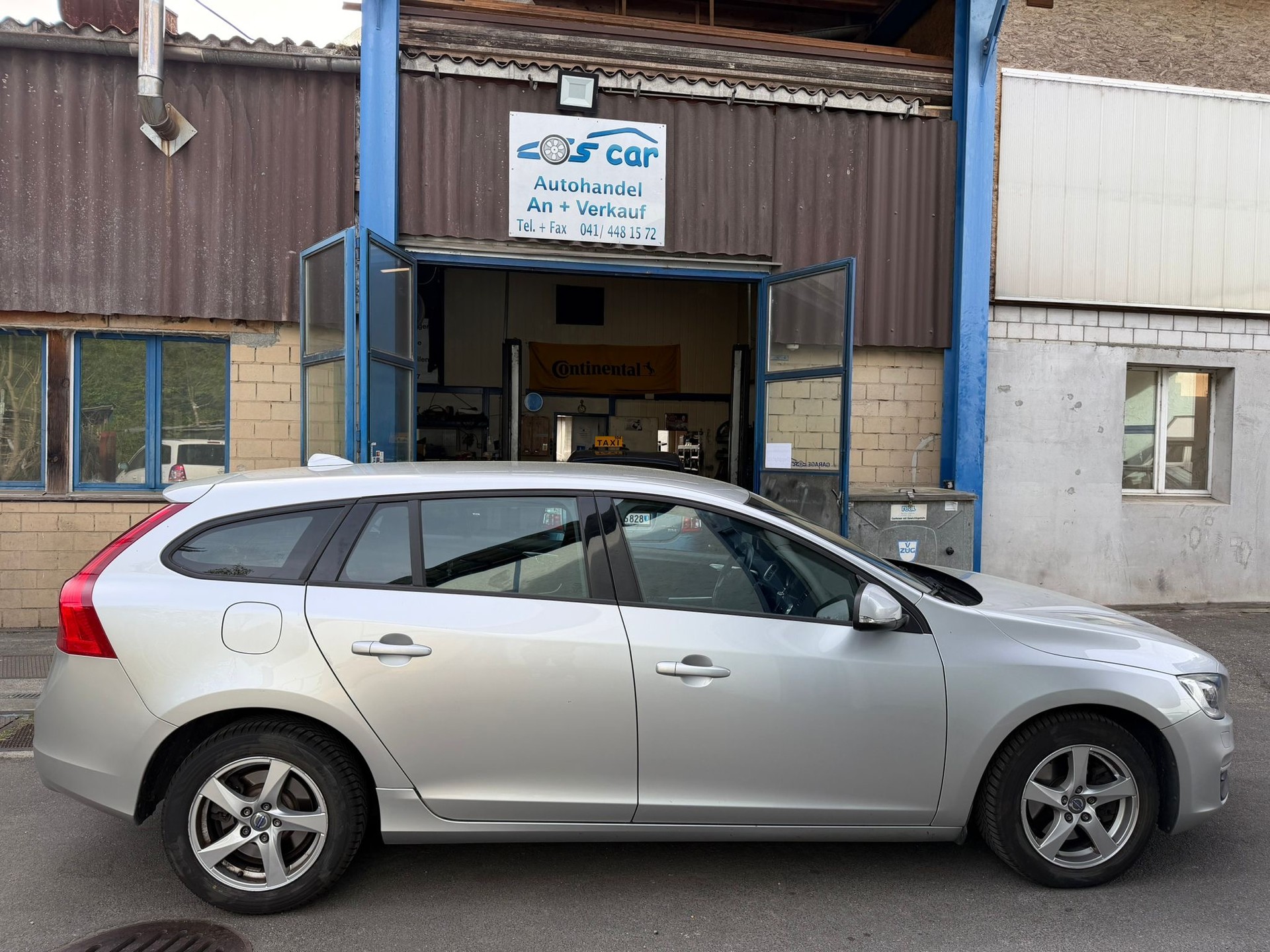 VOLVO V60 D2 Momentum Geartronic-image-3