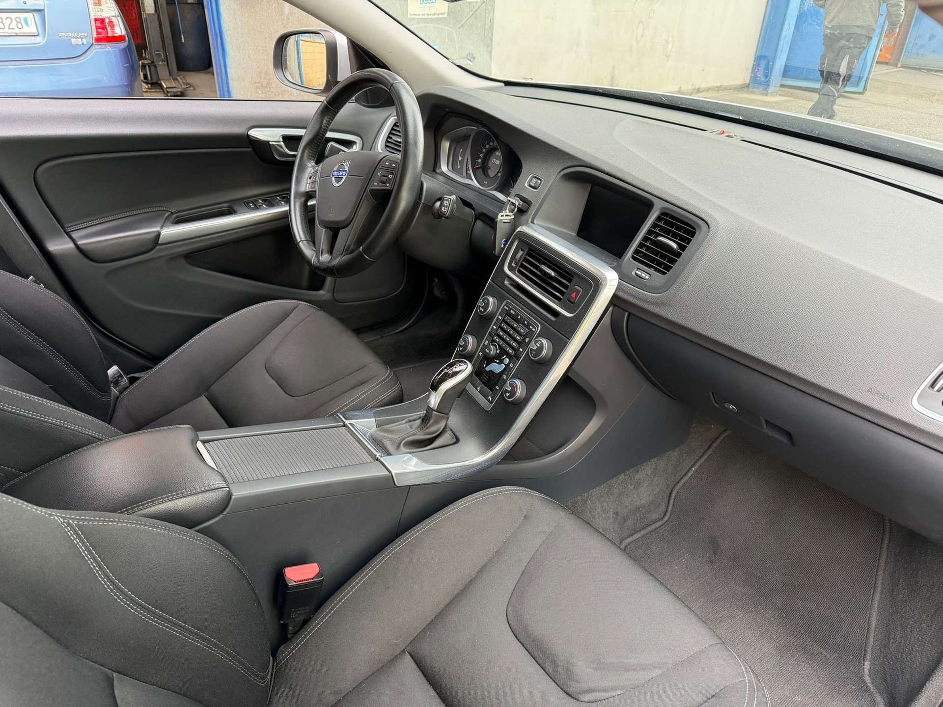 VOLVO V60 D2 Momentum Geartronic-image-7