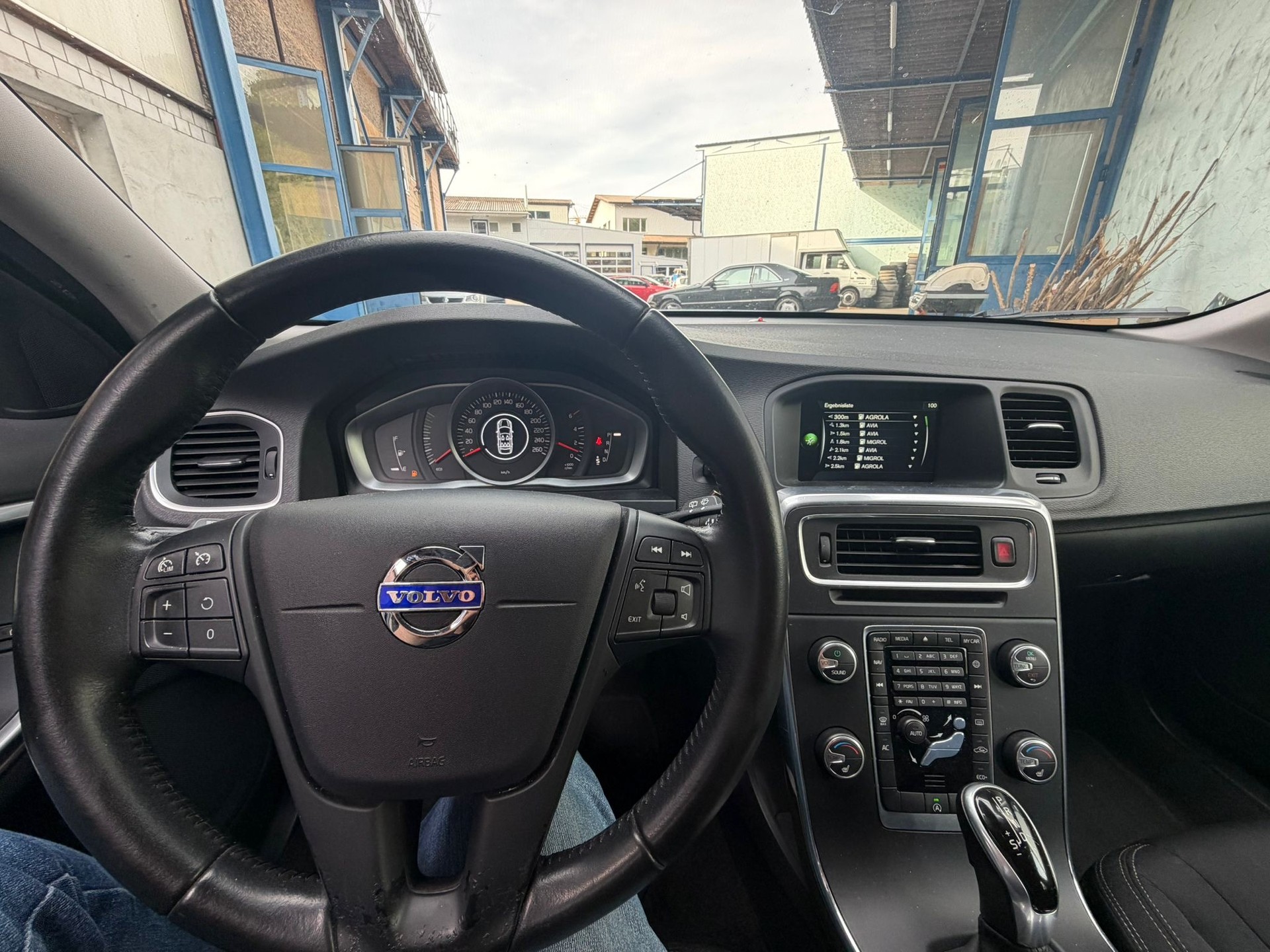VOLVO V60 D2 Momentum Geartronic-image-11