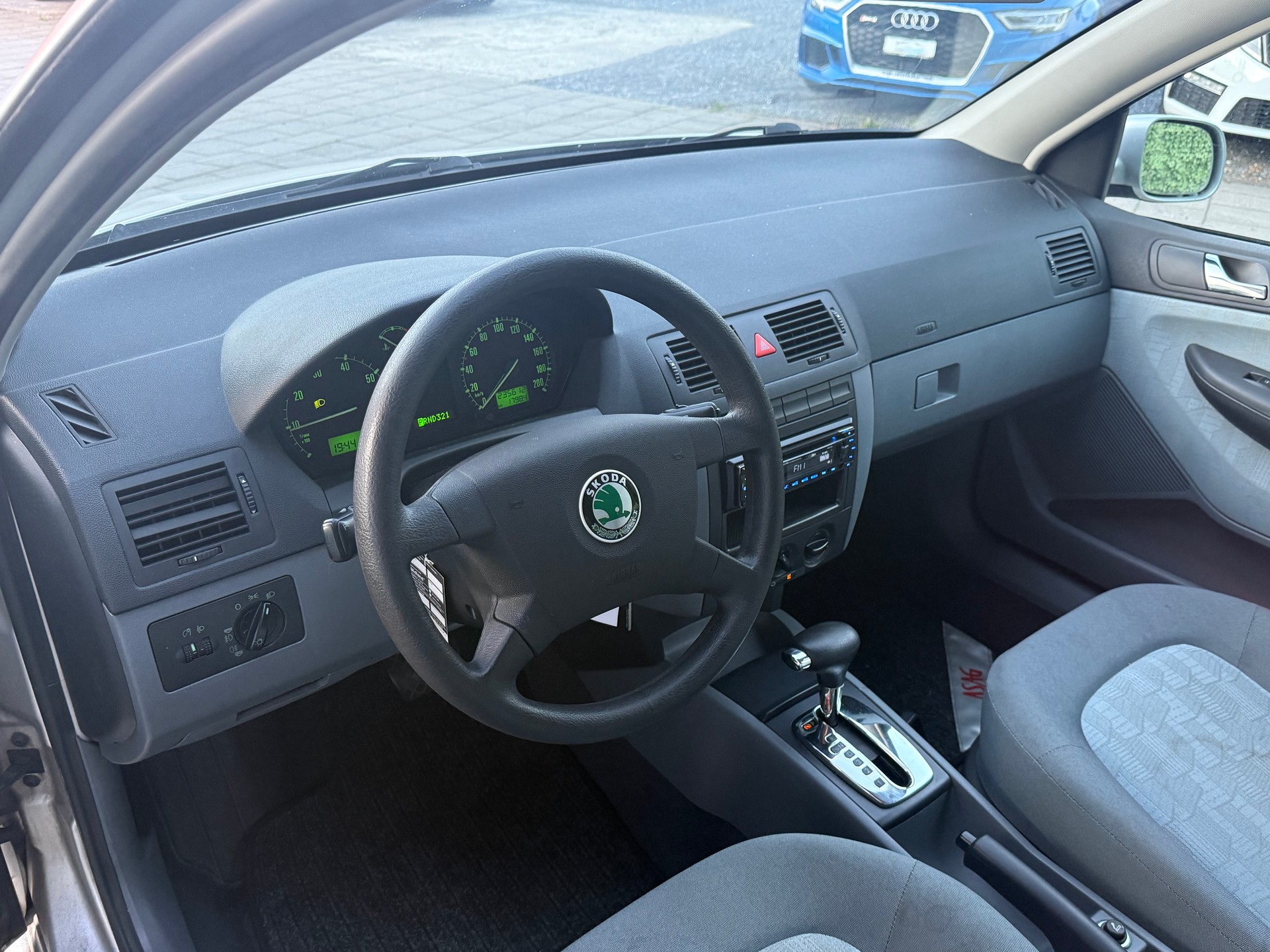 SKODA Fabia 1.4 16V Comfort-image-12