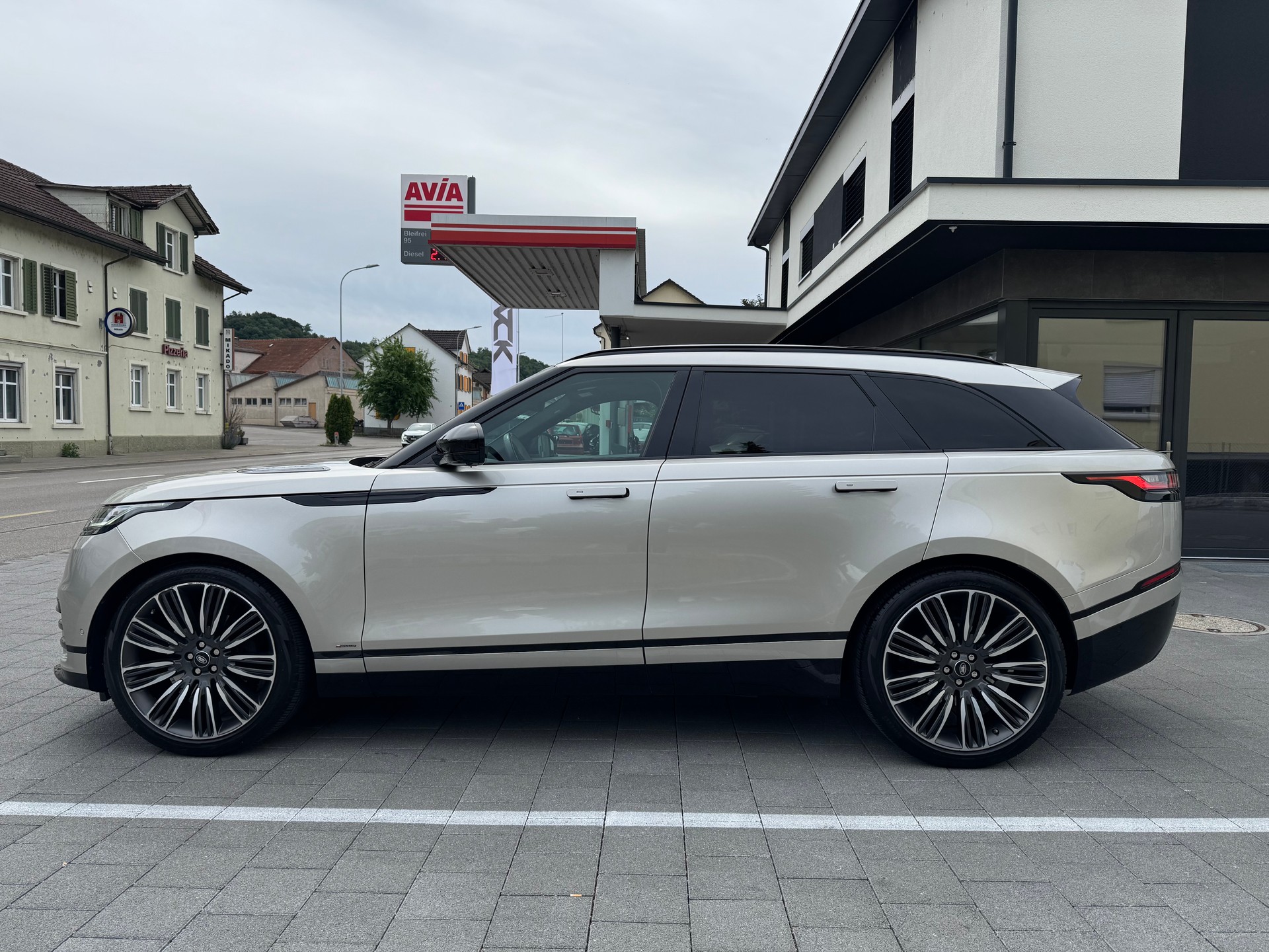 LAND ROVER LAND ROVER Range Rover Velar P 300 R-Dynamic HSE *CH-Auto*Panorama*Head-Up-showroom-element-1