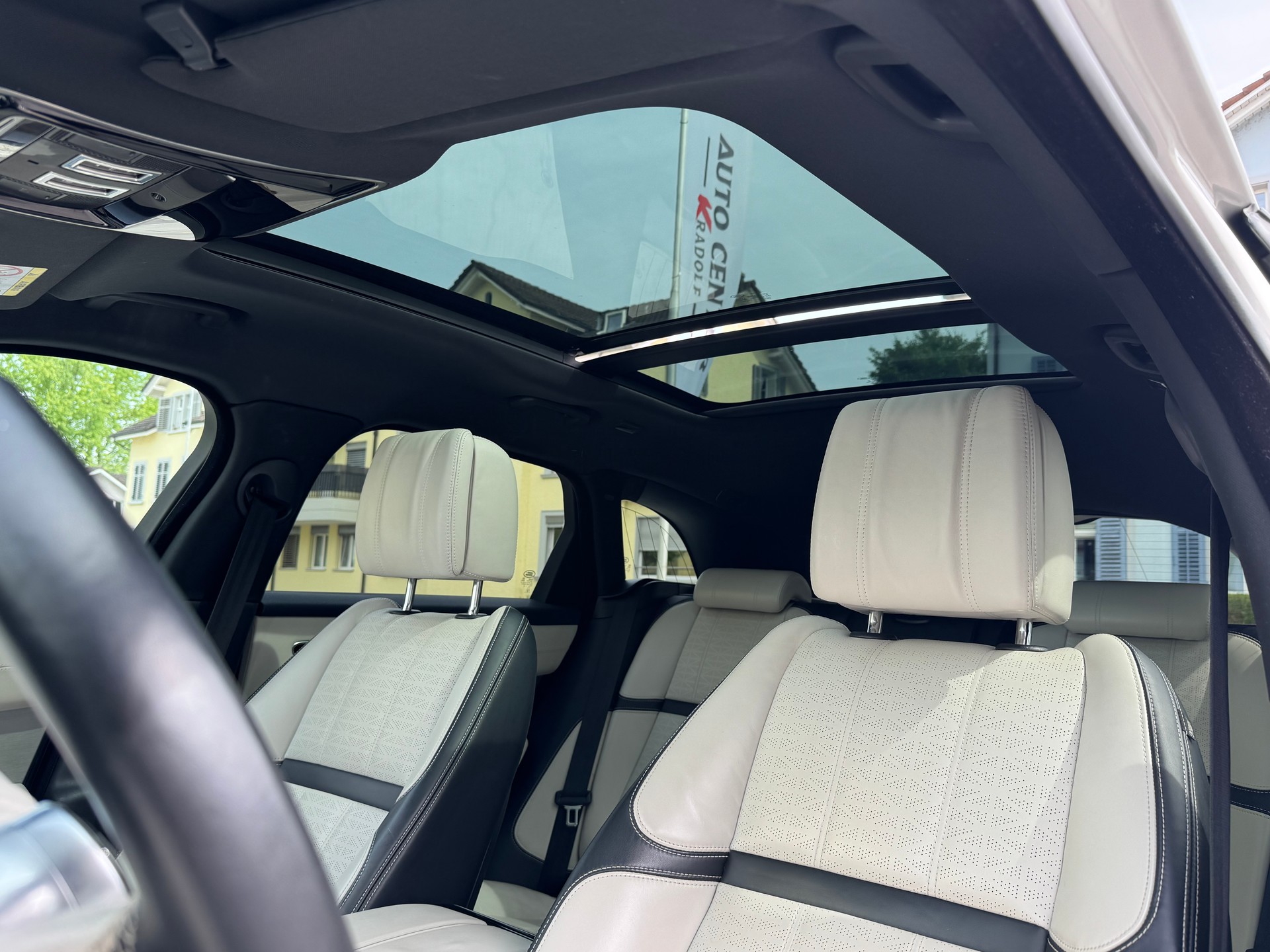 LAND ROVER LAND ROVER Range Rover Velar P 300 R-Dynamic HSE *CH-Fahrzeug*Panorama*Head-Up-image-16