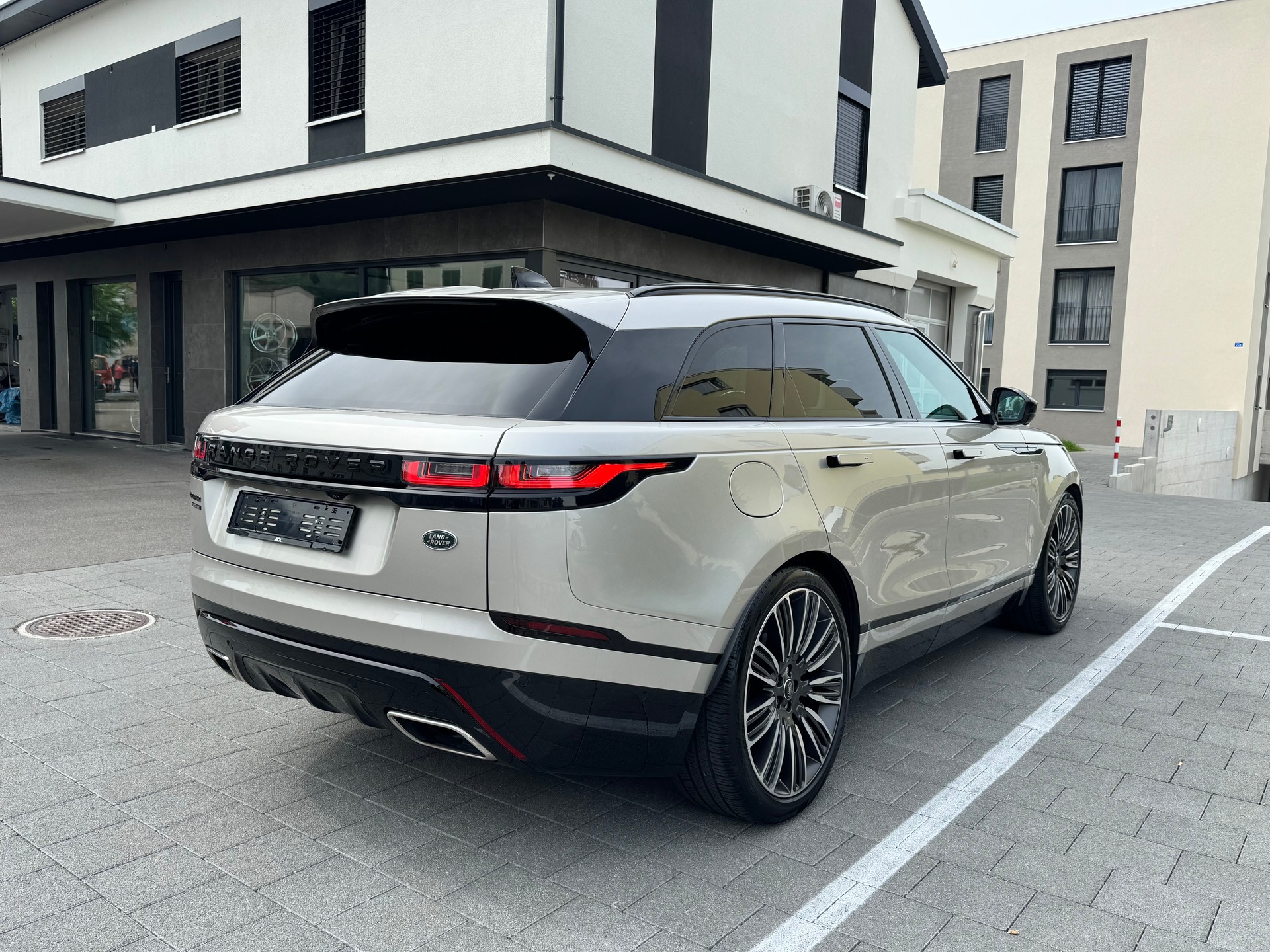 LAND ROVER LAND ROVER Range Rover Velar P 300 R-Dynamic HSE *CH-Fahrzeug*Panorama*Head-Up-image-5