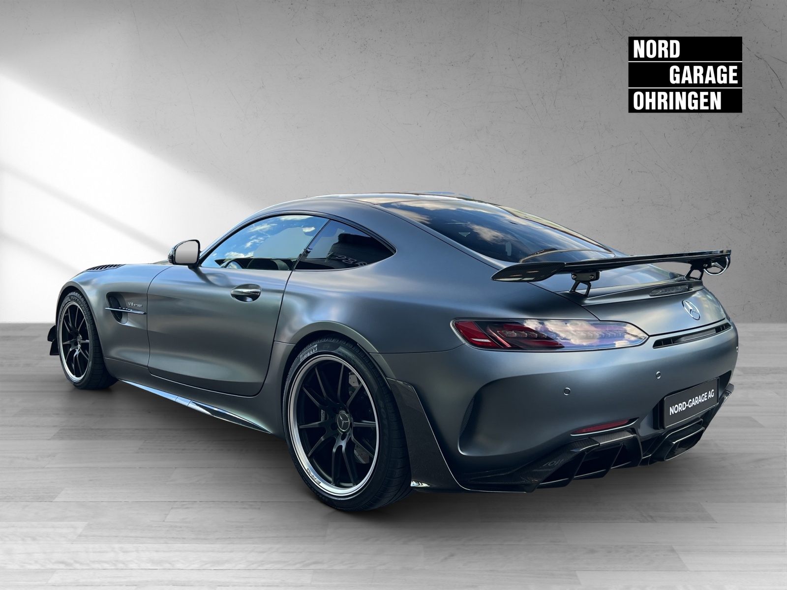MERCEDES-BENZ AMG GT R Pro-showroom-element-2