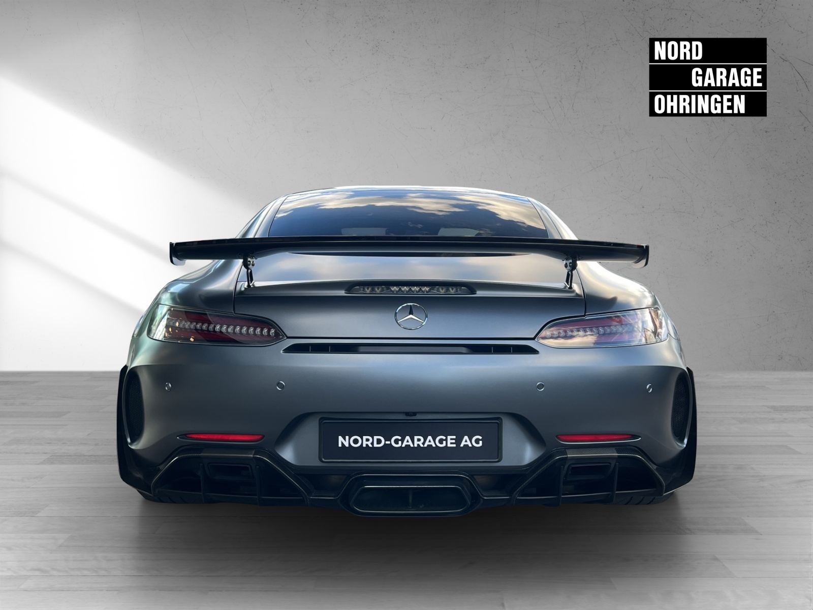 MERCEDES-BENZ AMG GT R Pro-showroom-element-3