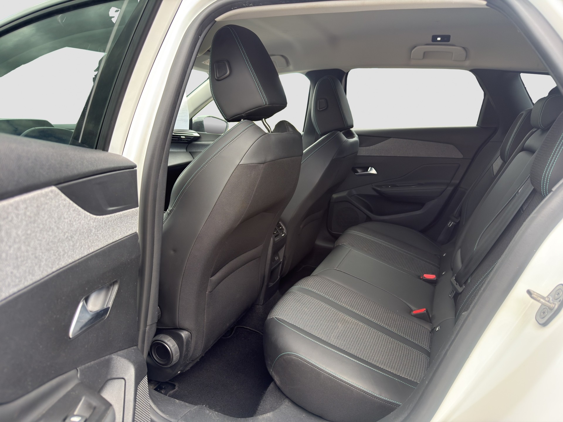 PEUGEOT 308 SW 1.5 BlueHDI Allure Pack EAT8 ** Ab MFK und Service ** CH Auto ** 1. Hand **-image-12