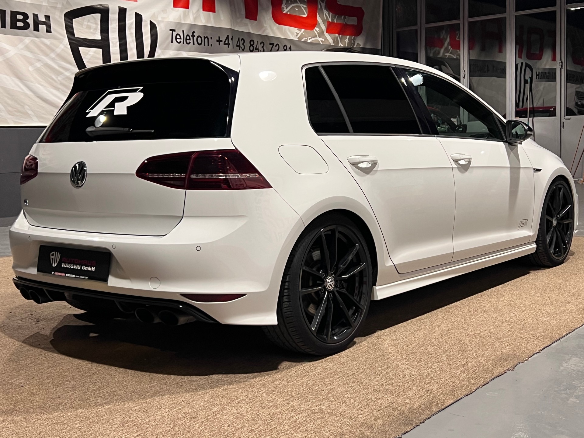 VW Golf 2.0 TSI R 4Motion-showroom-element-2