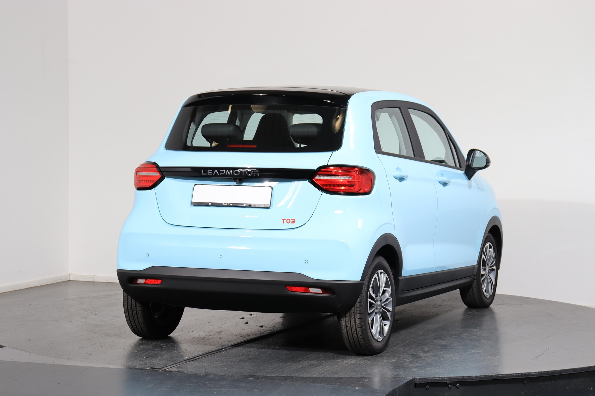 LEAPMOTOR T03 Electric-showroom-element-2