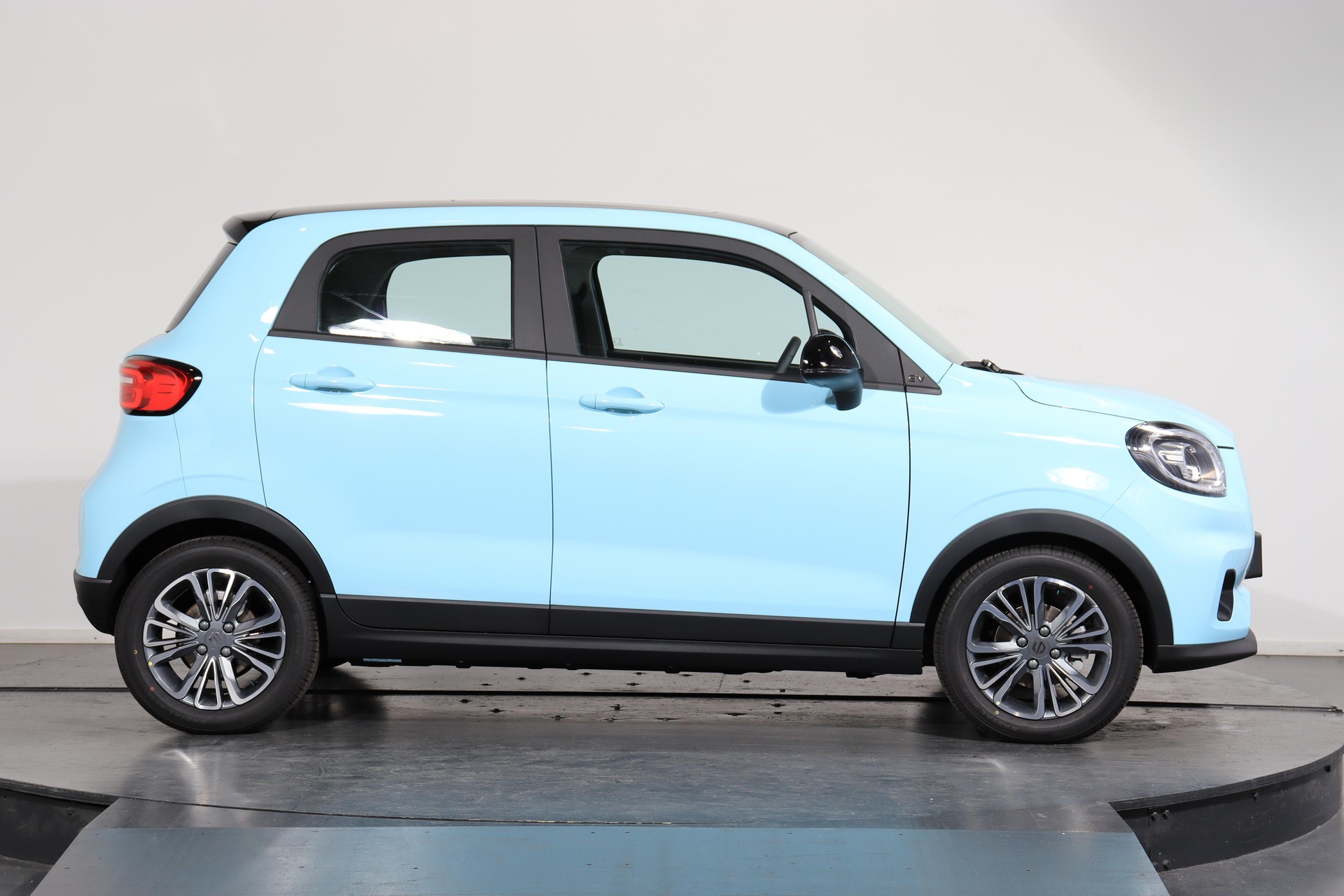 LEAPMOTOR T03 Electric-showroom-element-1