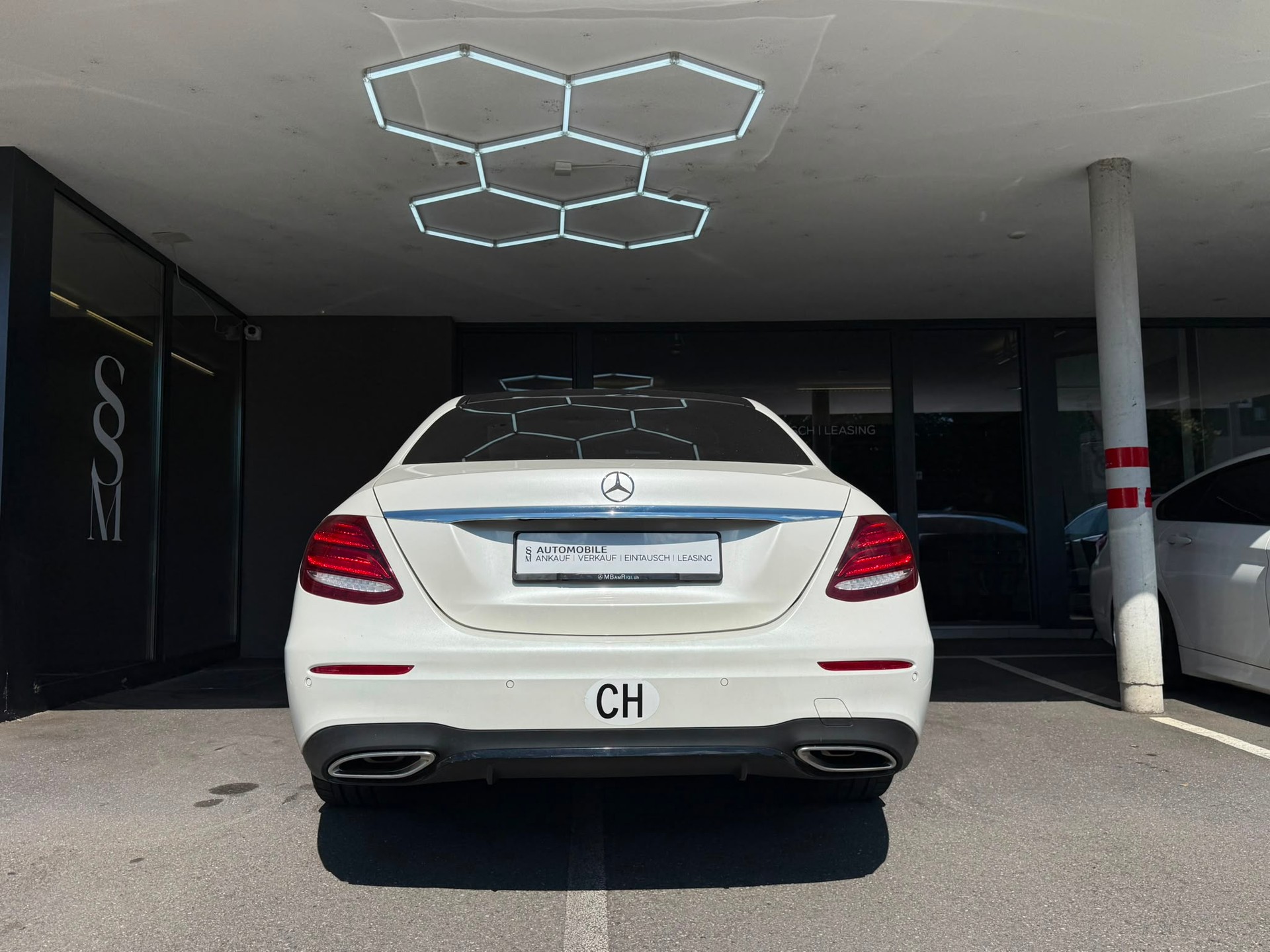 MERCEDES-BENZ E 400 AMG Line *Pano-Dach* *Burmester Surround Sound* *360 Kamera* *CH-Fahrzeug*4Matic 9G-Tronic-image-5