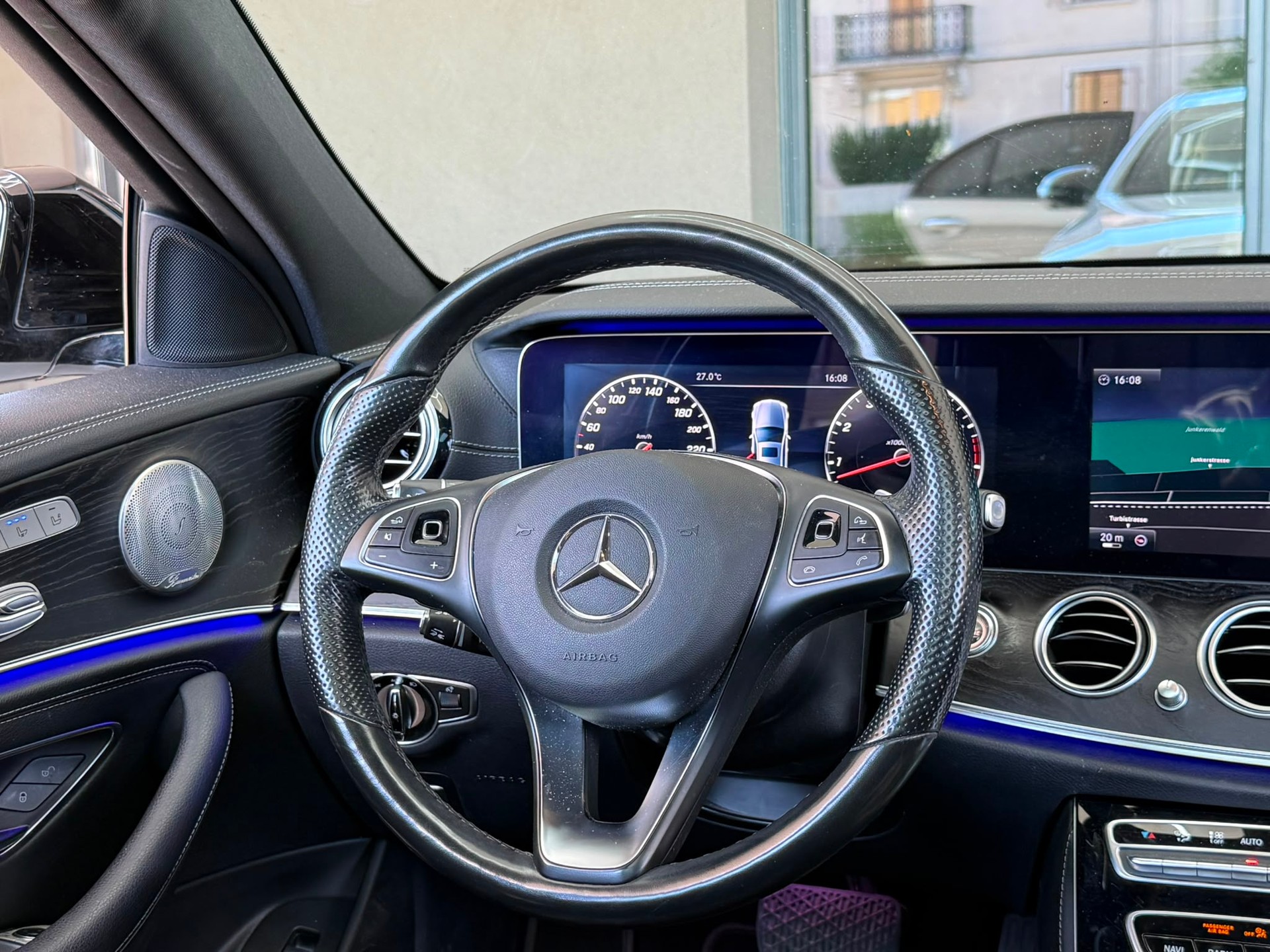 MERCEDES-BENZ E 400 AMG Line *Pano-Dach* *Burmester Surround Sound* *360 Kamera* *CH-Fahrzeug*4Matic 9G-Tronic-image-21