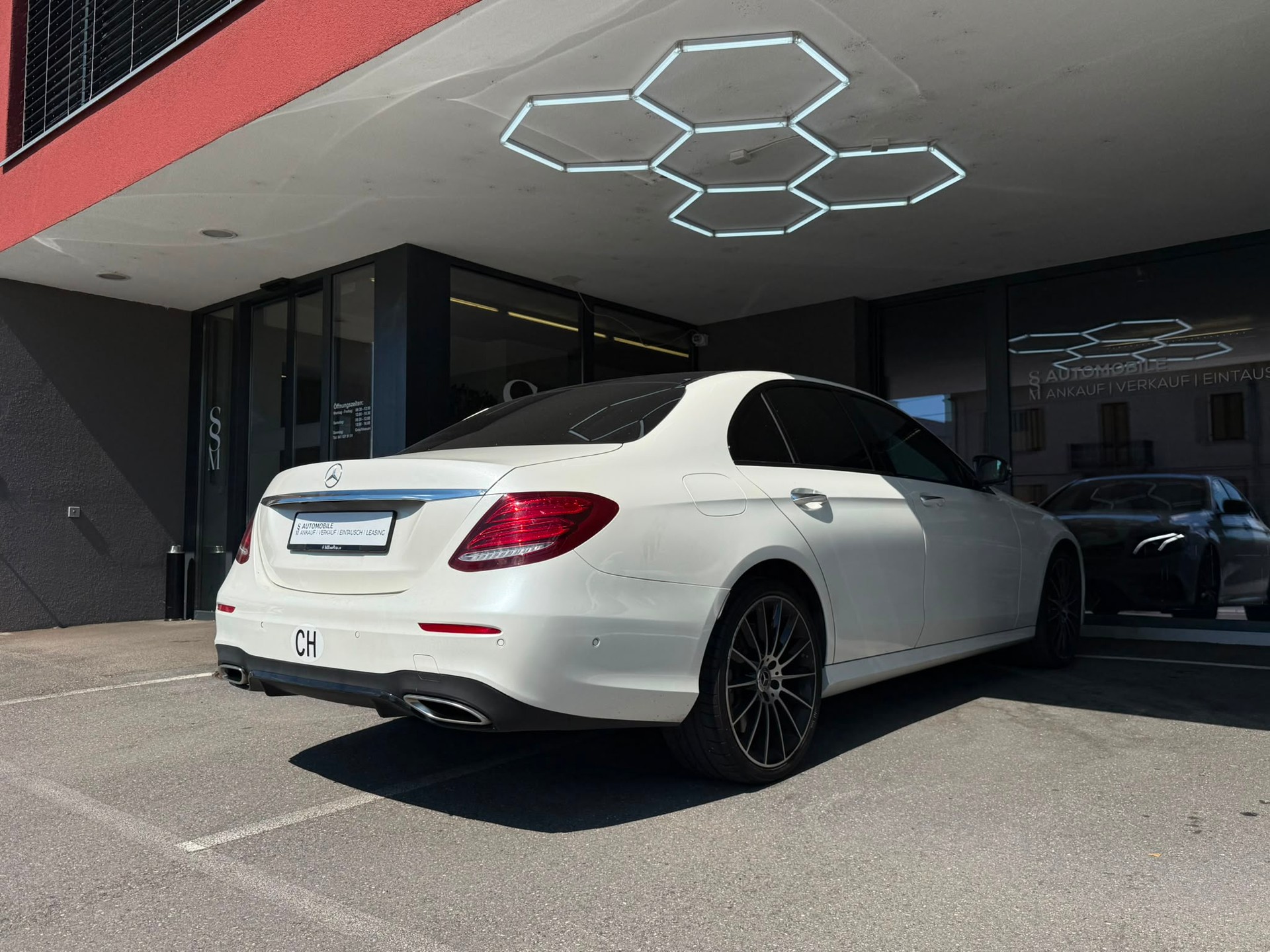 MERCEDES-BENZ E 400 AMG Line *Pano-Dach* *Burmester Surround Sound* *360 Kamera* *CH-Fahrzeug*4Matic 9G-Tronic-image-4