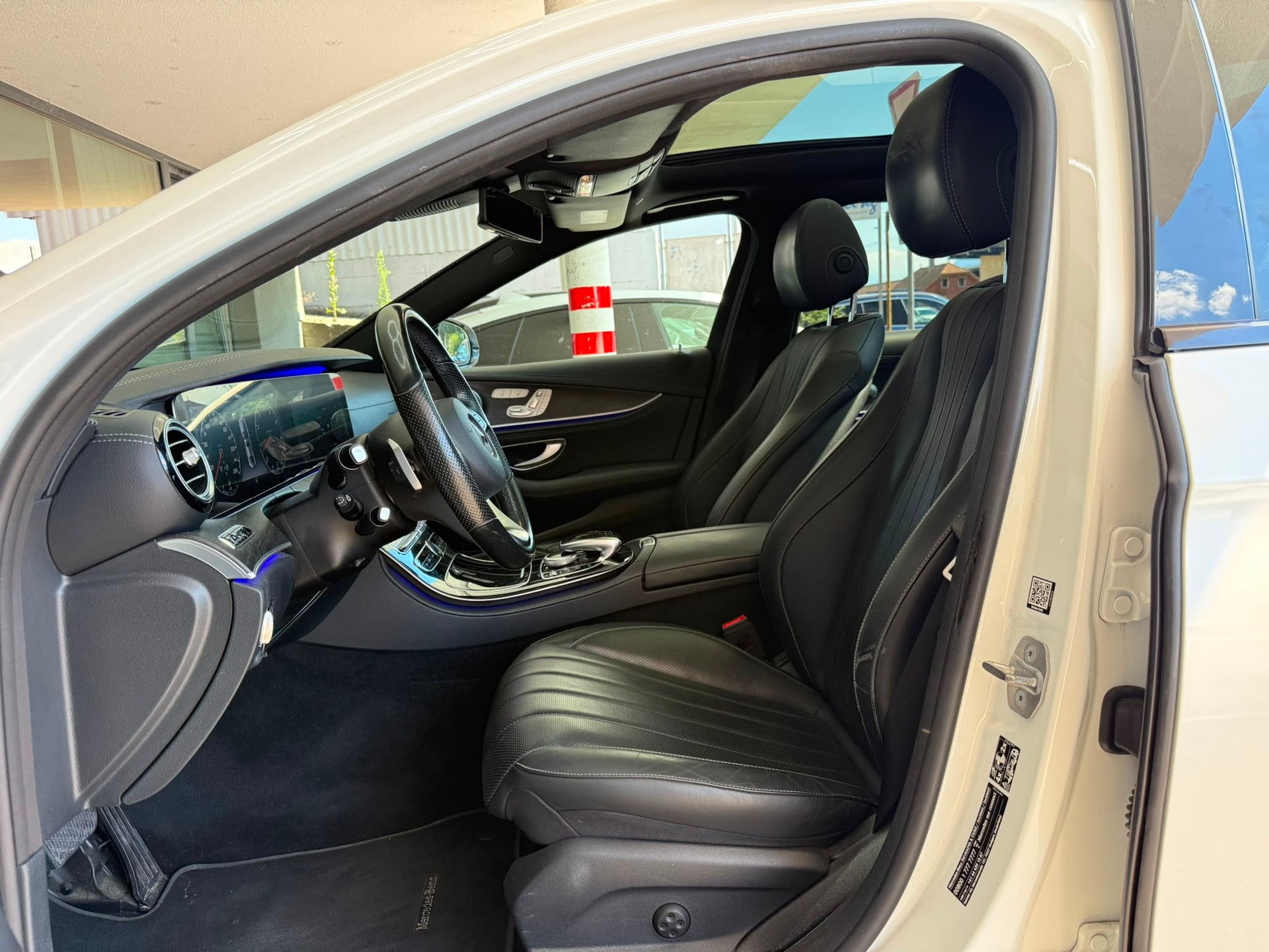 MERCEDES-BENZ E 400 AMG Line *Pano-Dach* *Burmester Surround Sound* *360 Kamera* *CH-Fahrzeug*4Matic 9G-Tronic-image-9