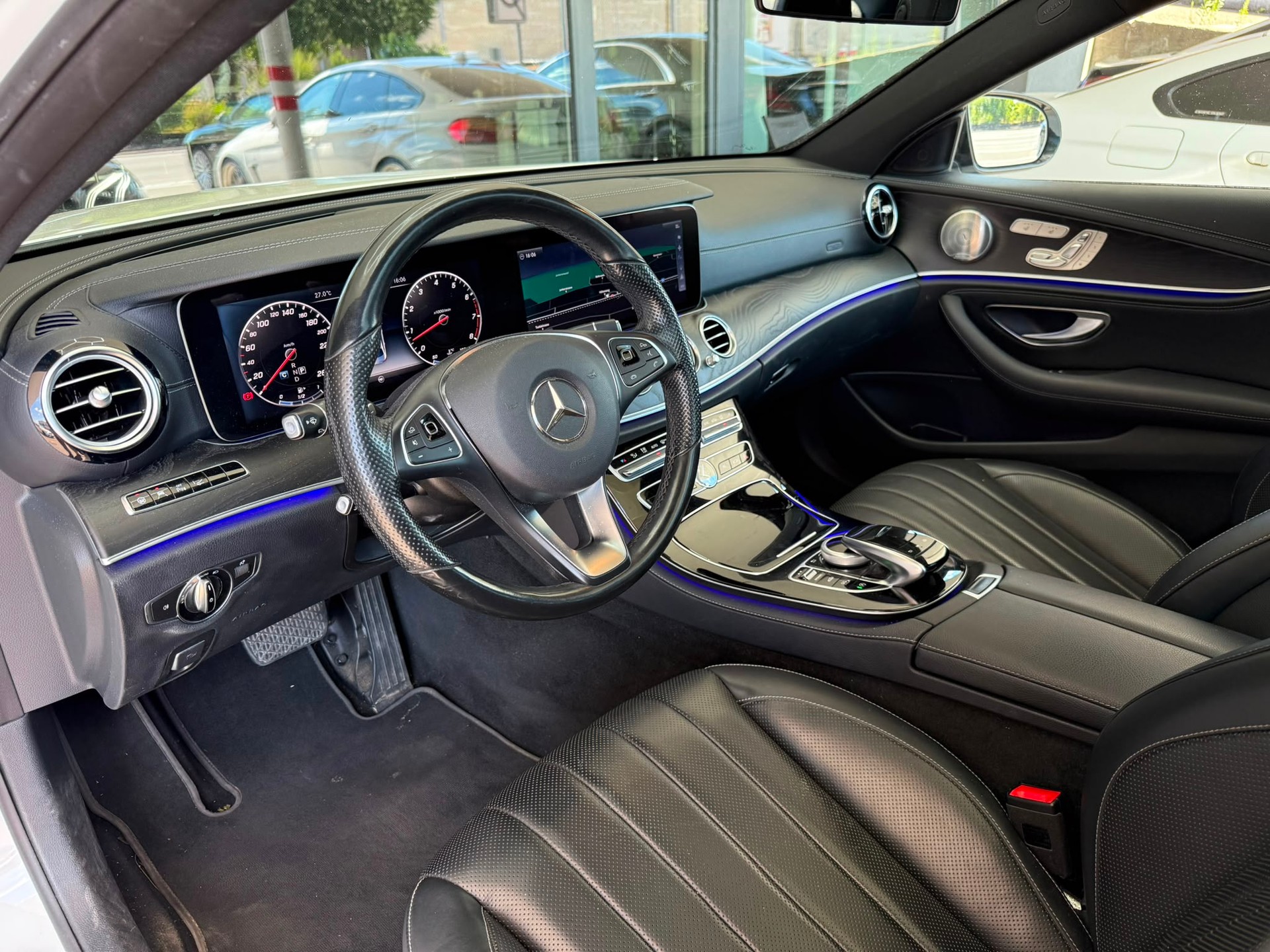 MERCEDES-BENZ E 400 AMG Line *Pano-Dach* *Burmester Surround Sound* *360 Kamera* *CH-Fahrzeug*4Matic 9G-Tronic-image-8