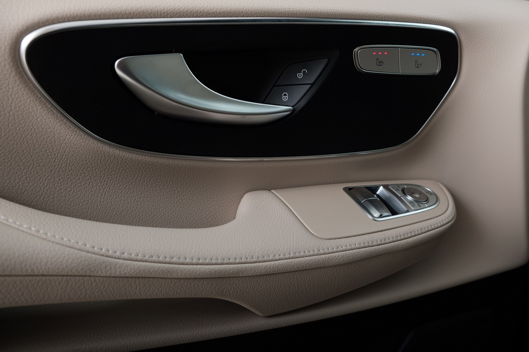 MERCEDES-BENZ V 250 d extralang 4Matic Avantgarde 9G-Tronic-image-9