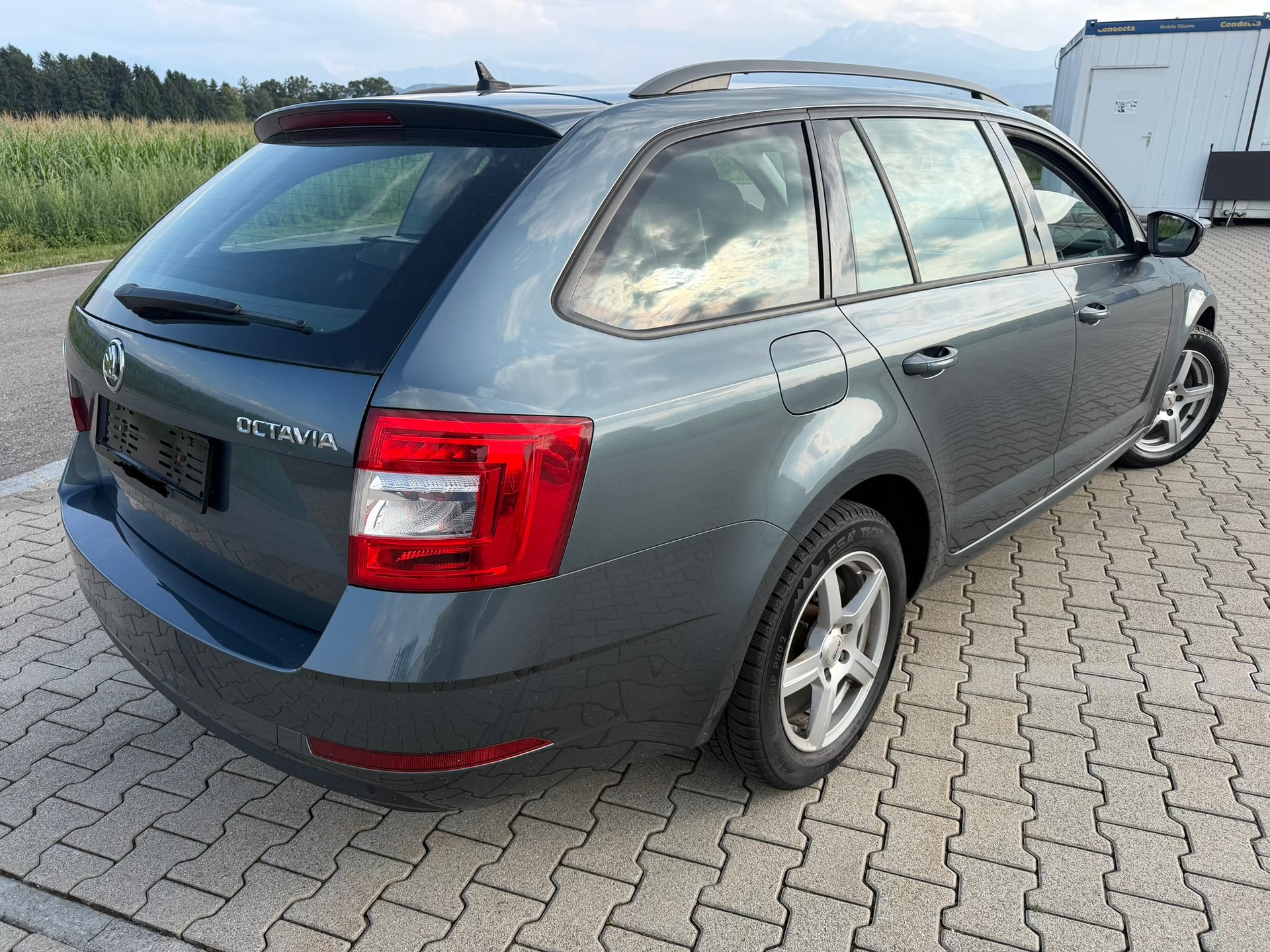 SKODA Octavia Combi 2.0 TDI Ambition DSG-image-2