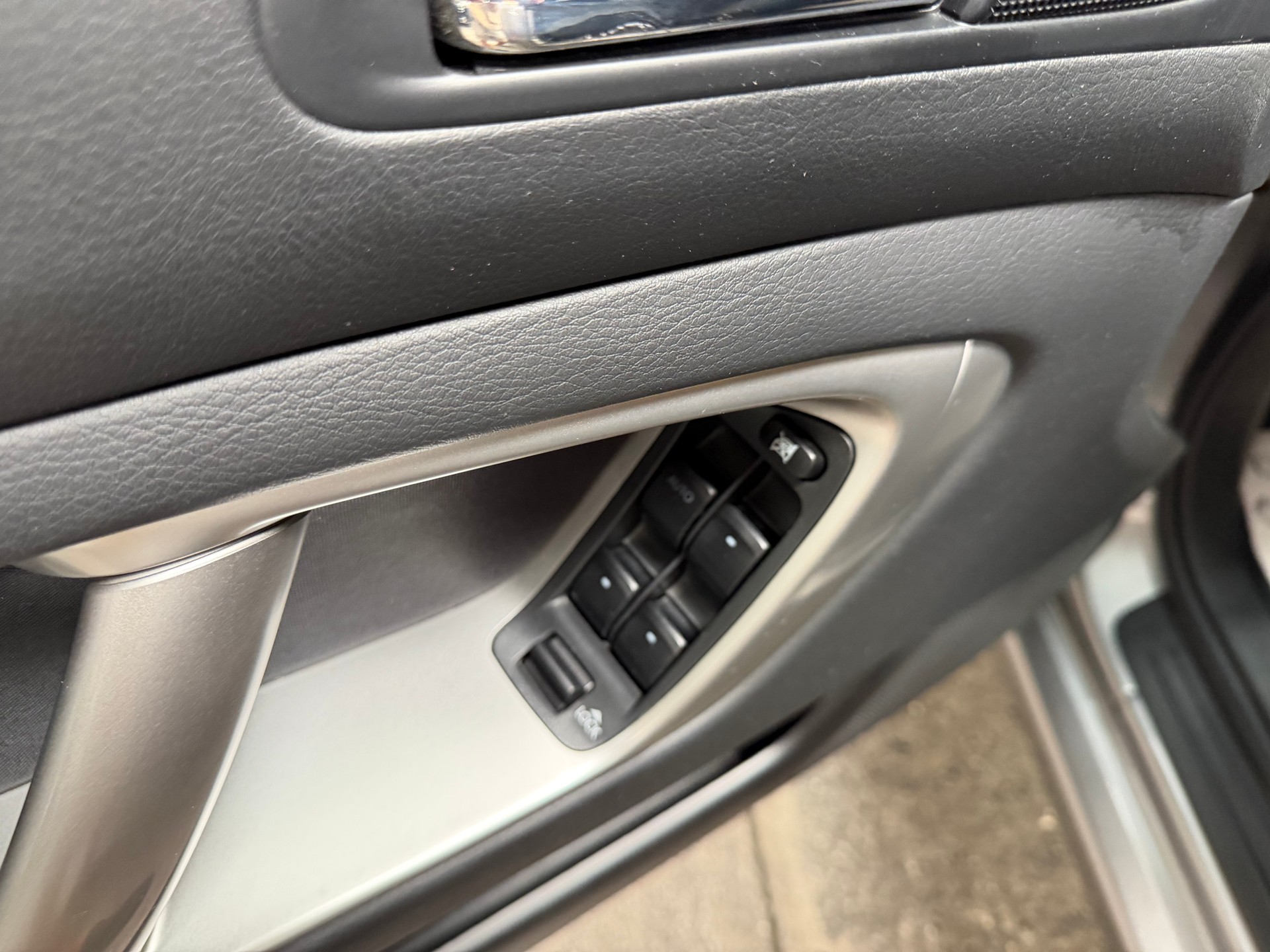 SUBARU Legacy 2.0R AWD Swiss-image-11