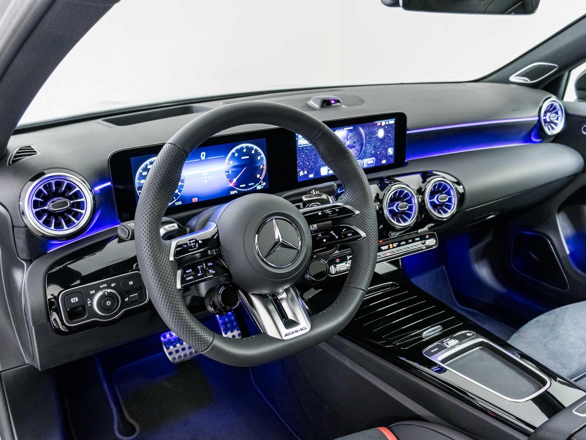 MERCEDES-BENZ A 35 AMG 4MATIC-image-9