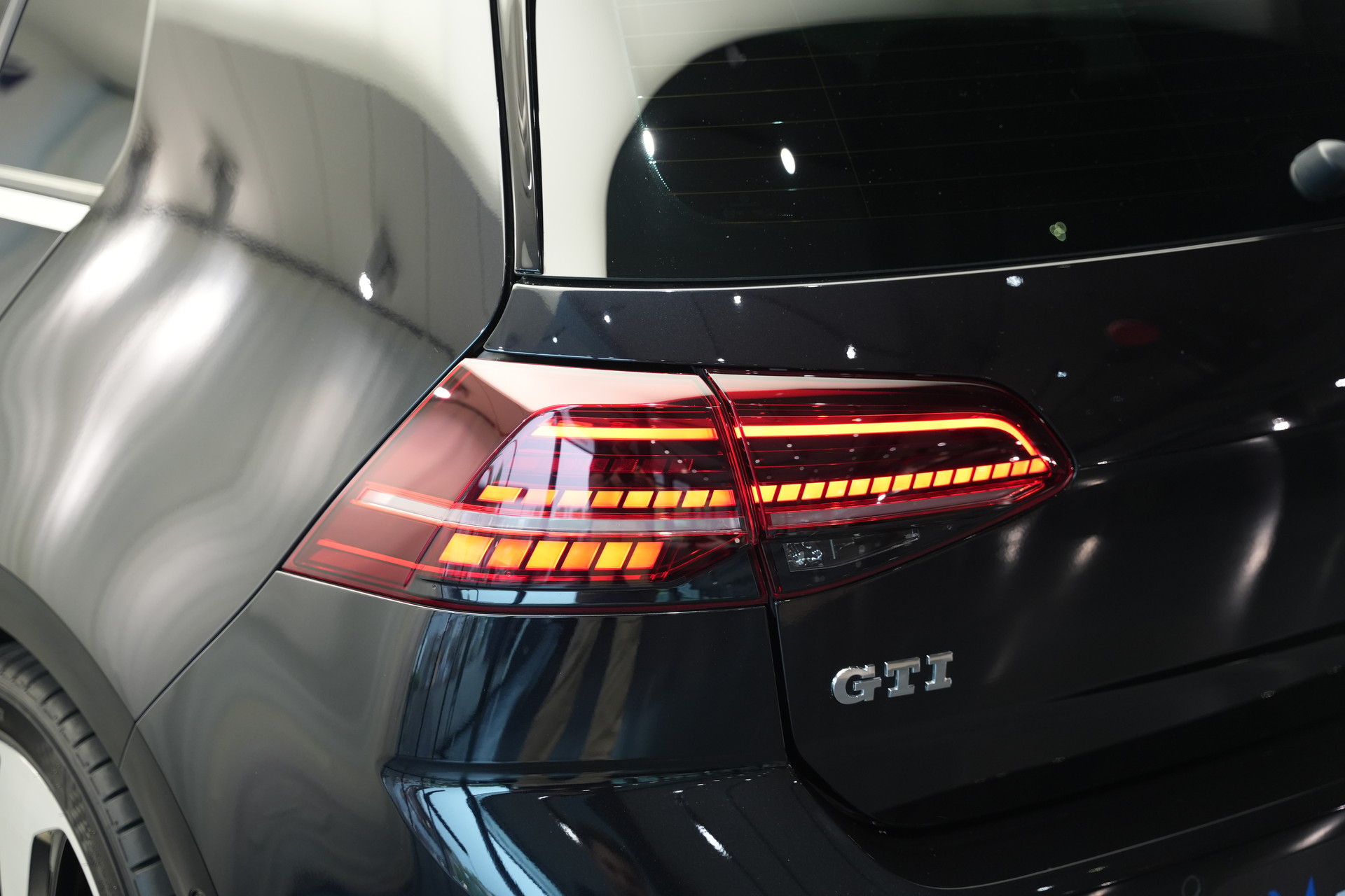 VW Golf 2.0 TSI GTI DSG *CH-Fahrzeug*-image-36