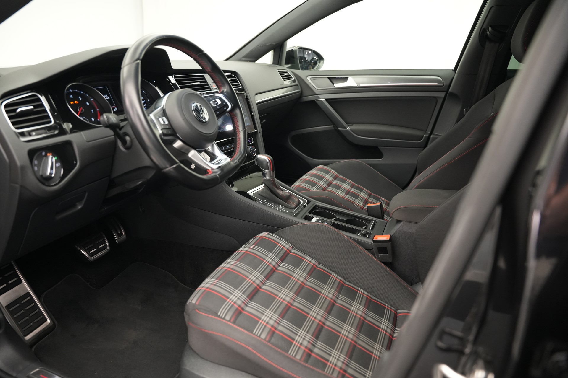 VW Golf 2.0 TSI GTI DSG *CH-Fahrzeug*-image-10