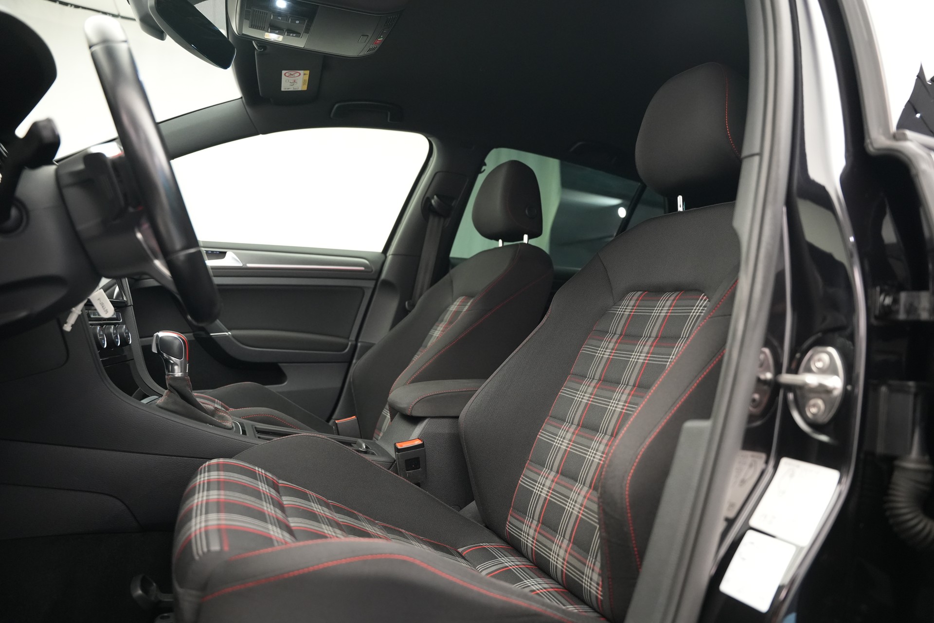 VW Golf 2.0 TSI GTI DSG *CH-Fahrzeug*-image-12